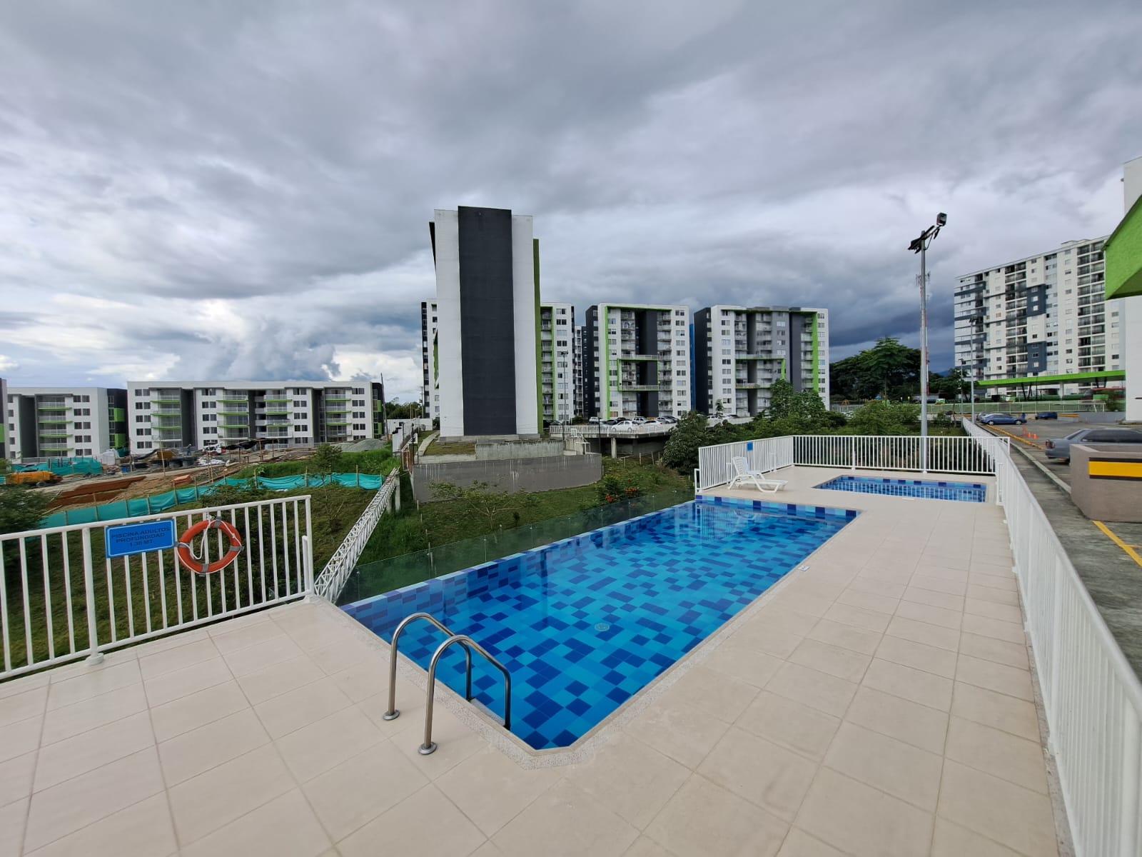 apartamento amoblado al sur de armenia con zonas sociales, piscina salon social (4).jpeg