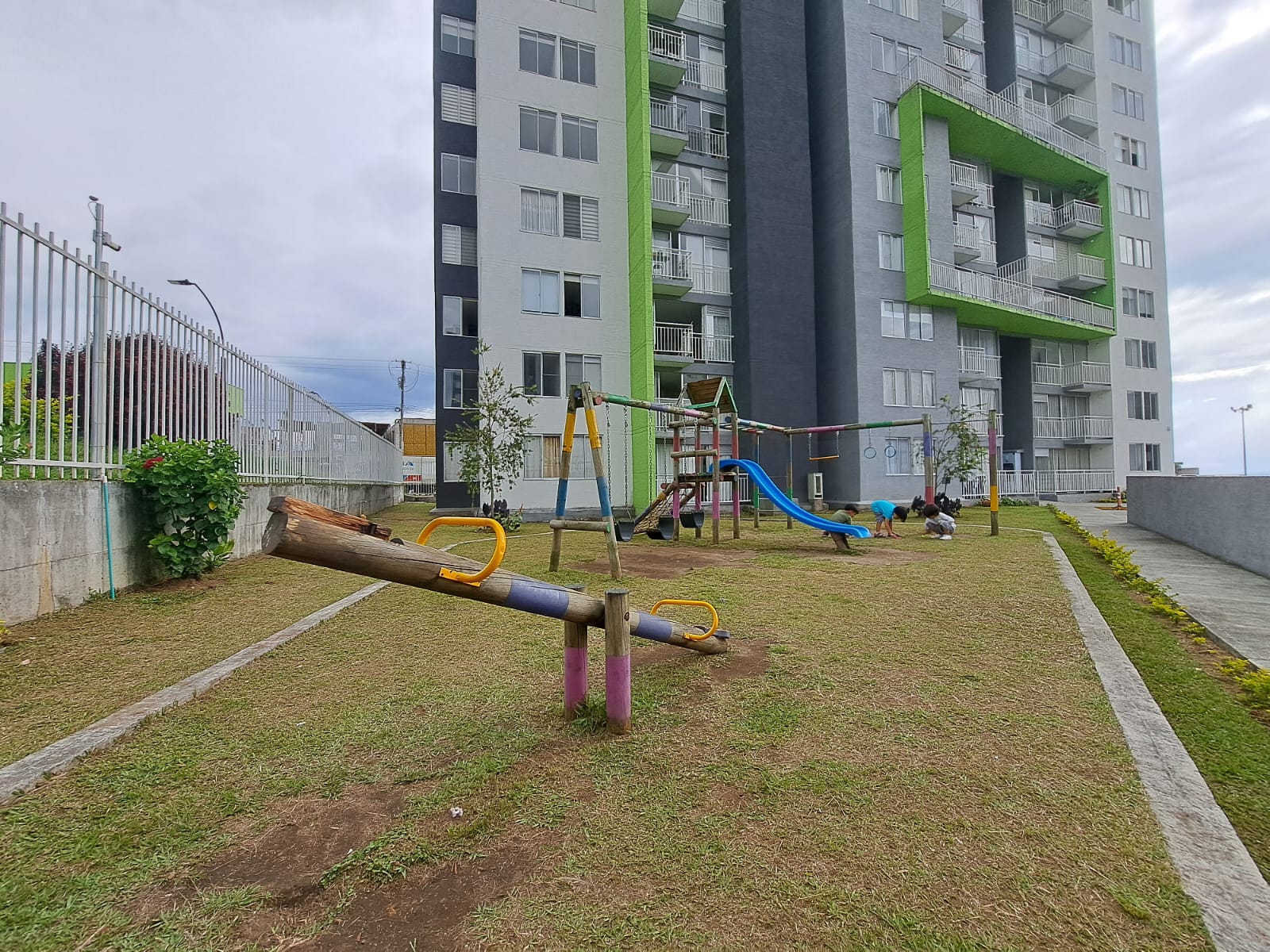 apartamento amoblado al sur de armenia con zonas sociales, piscina salon social (6).jpeg