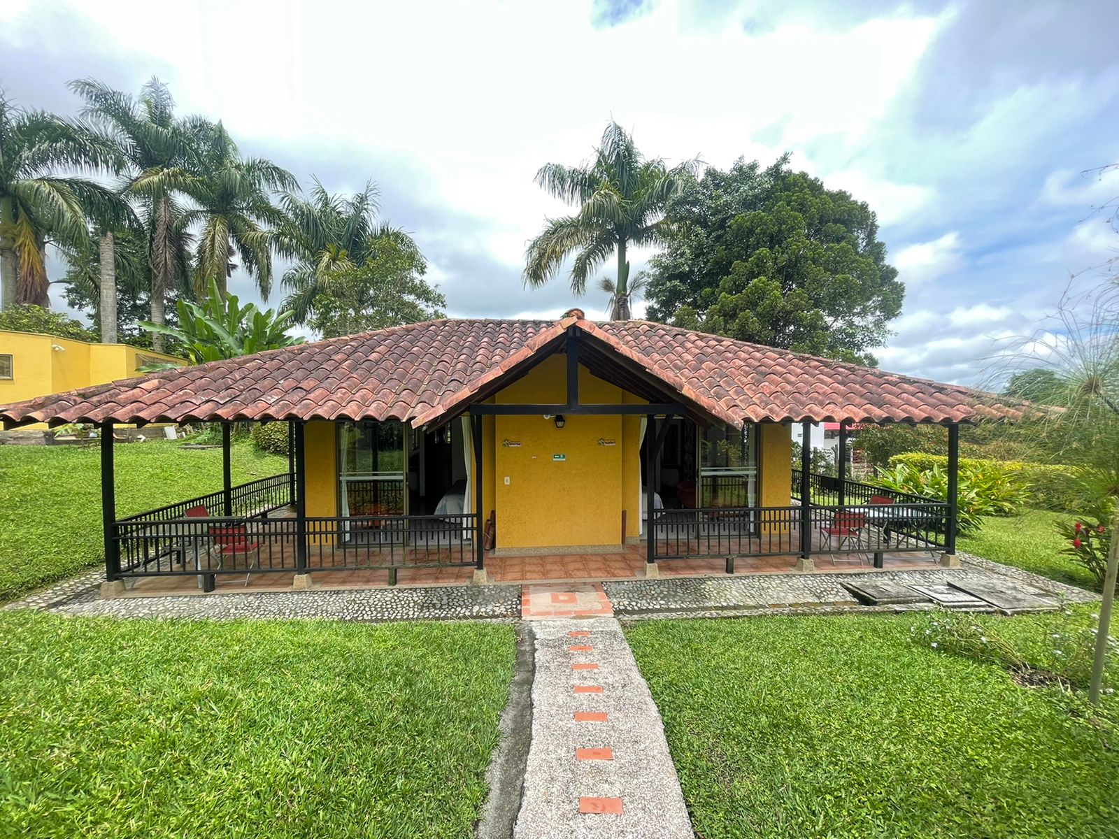 Hotel campestre con pisicna jacuzzi salon social zona de trabajo restaurante, circacia quindio habiaciones dobles y triples (13).jpeg