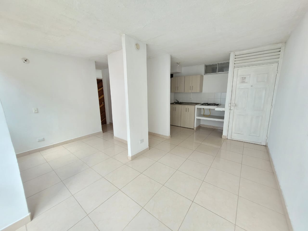 se arrienda apto al frente de mercar (14).jpeg