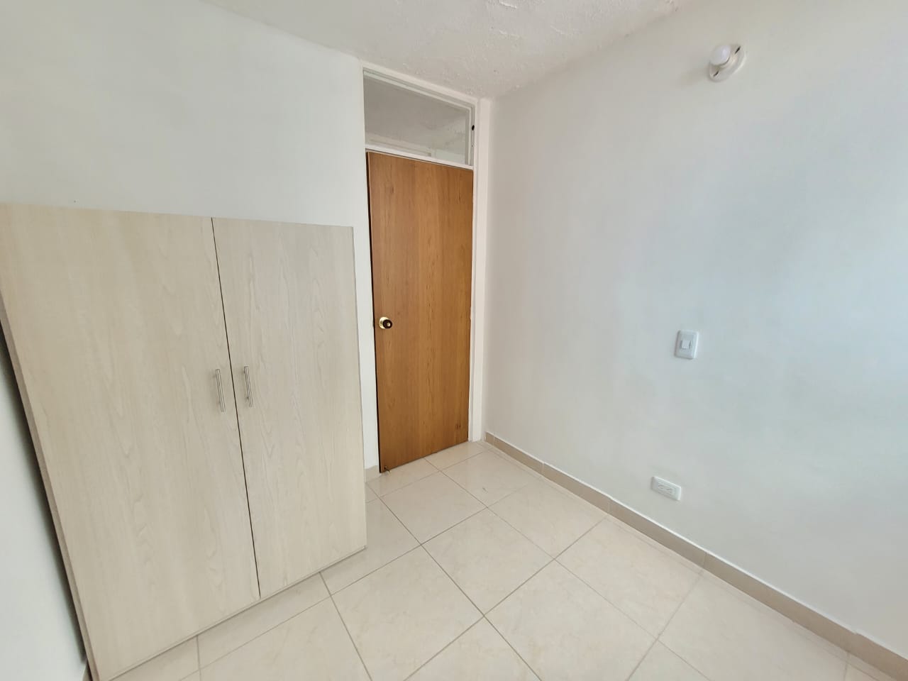 se arrienda apto al frente de mercar (8).jpeg