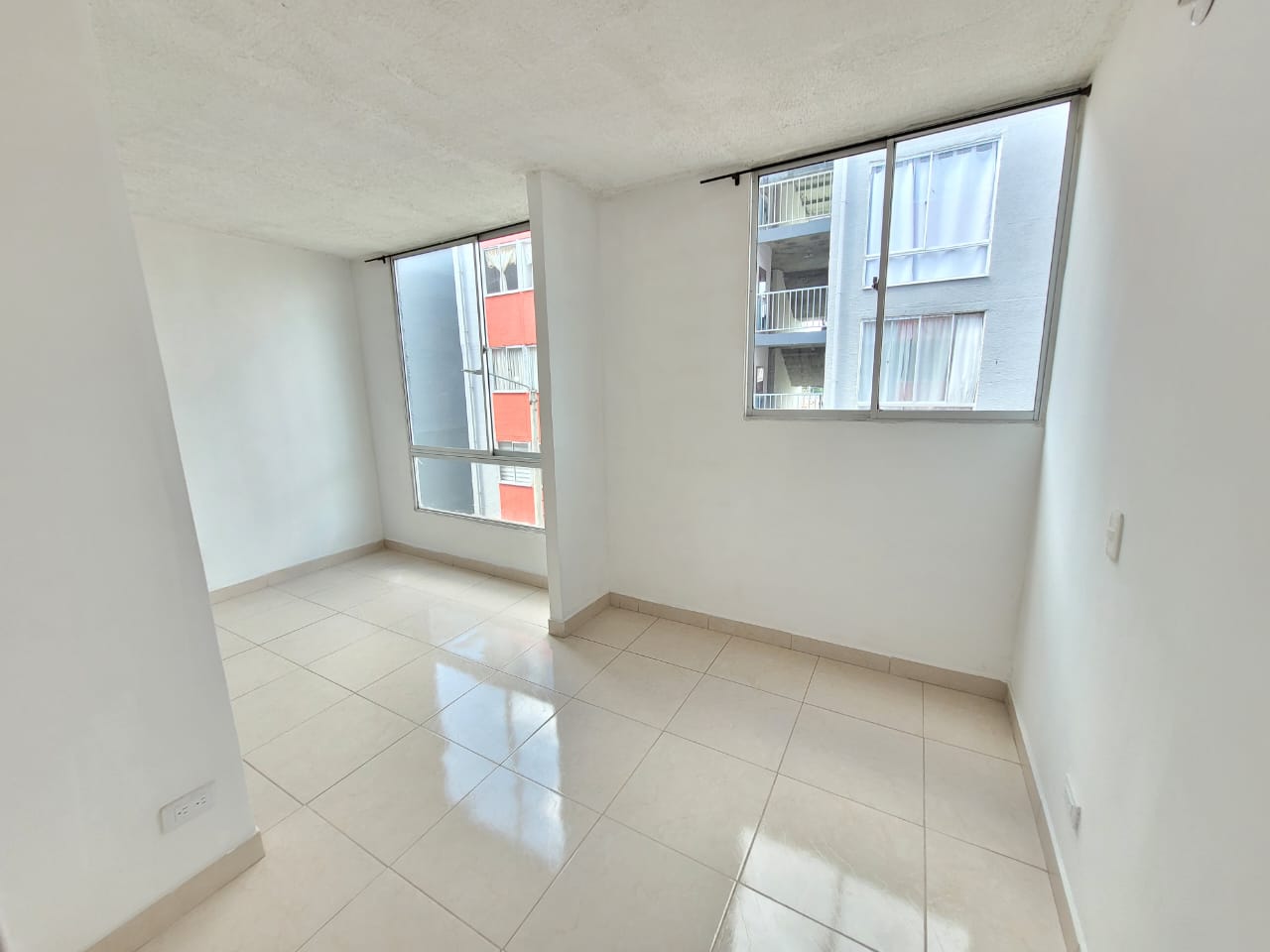 se arrienda apto al frente de mercar (10).jpeg