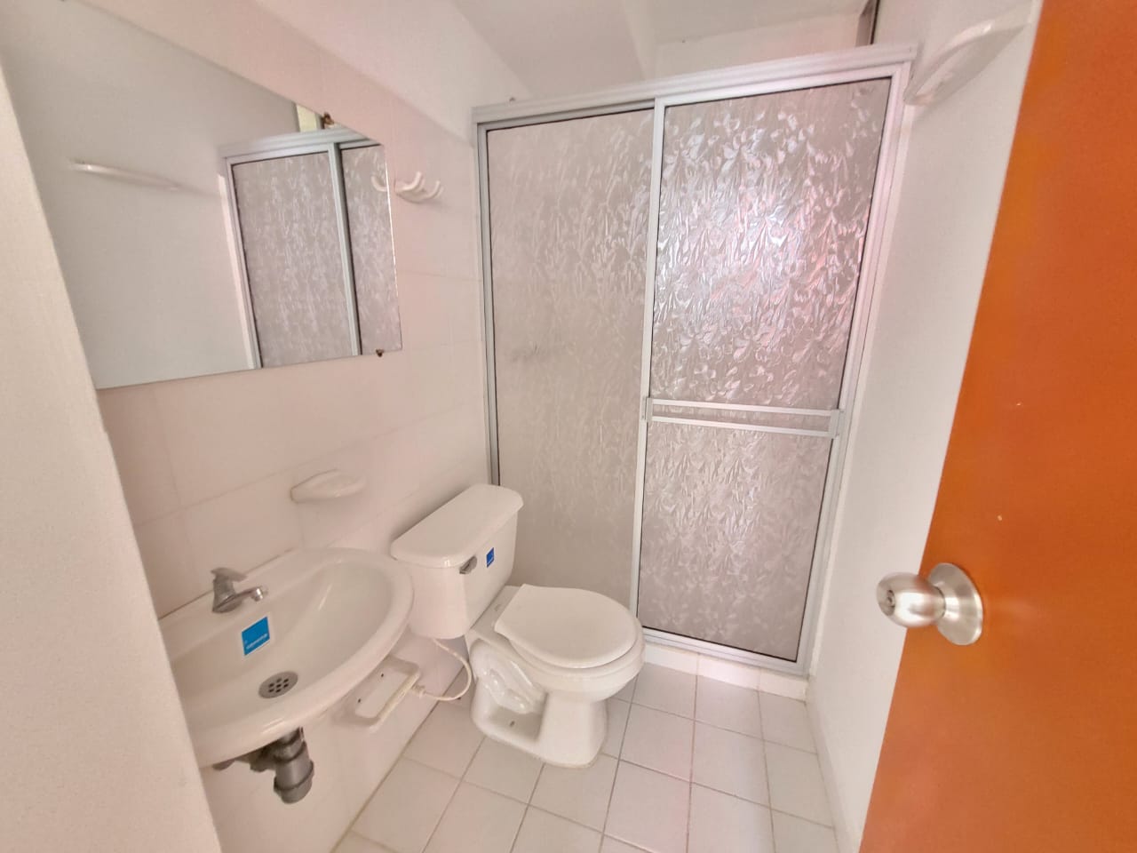 se arrienda apto al frente de mercar (2).jpeg