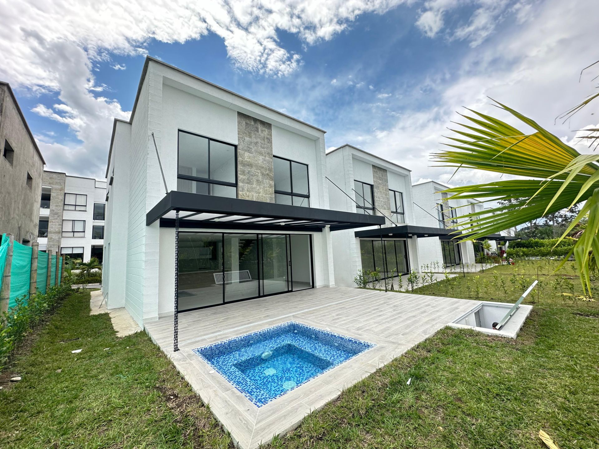 se vende casa en el club campestre armenia -tebaida (1).jpg
