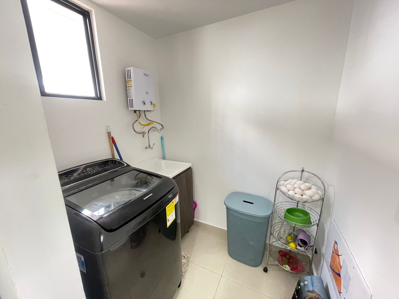 Se vende apartamento por la avenida 19 norte (3).jpg