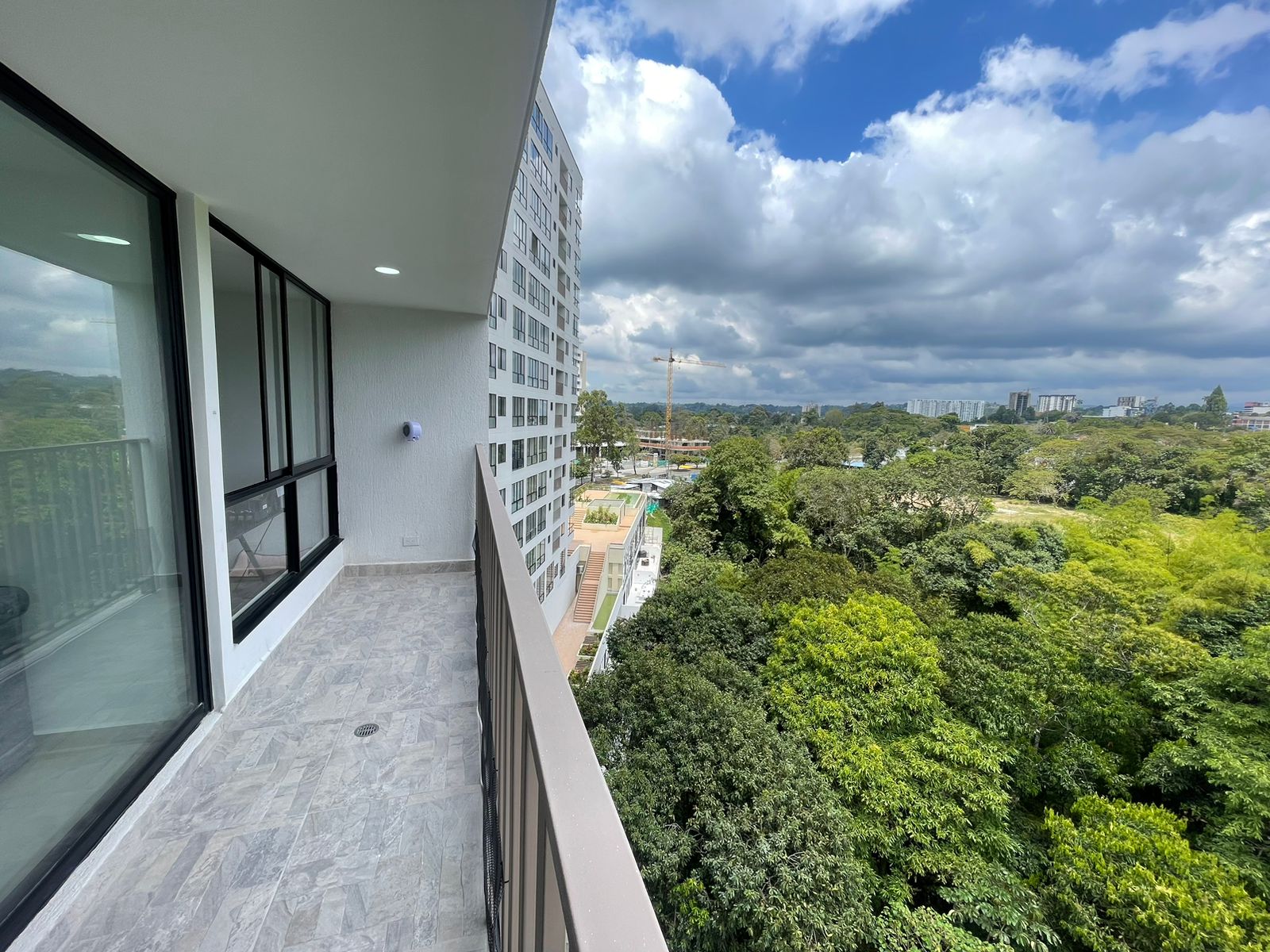 Se vende apartamento por la avenida 19 norte (1).jpg