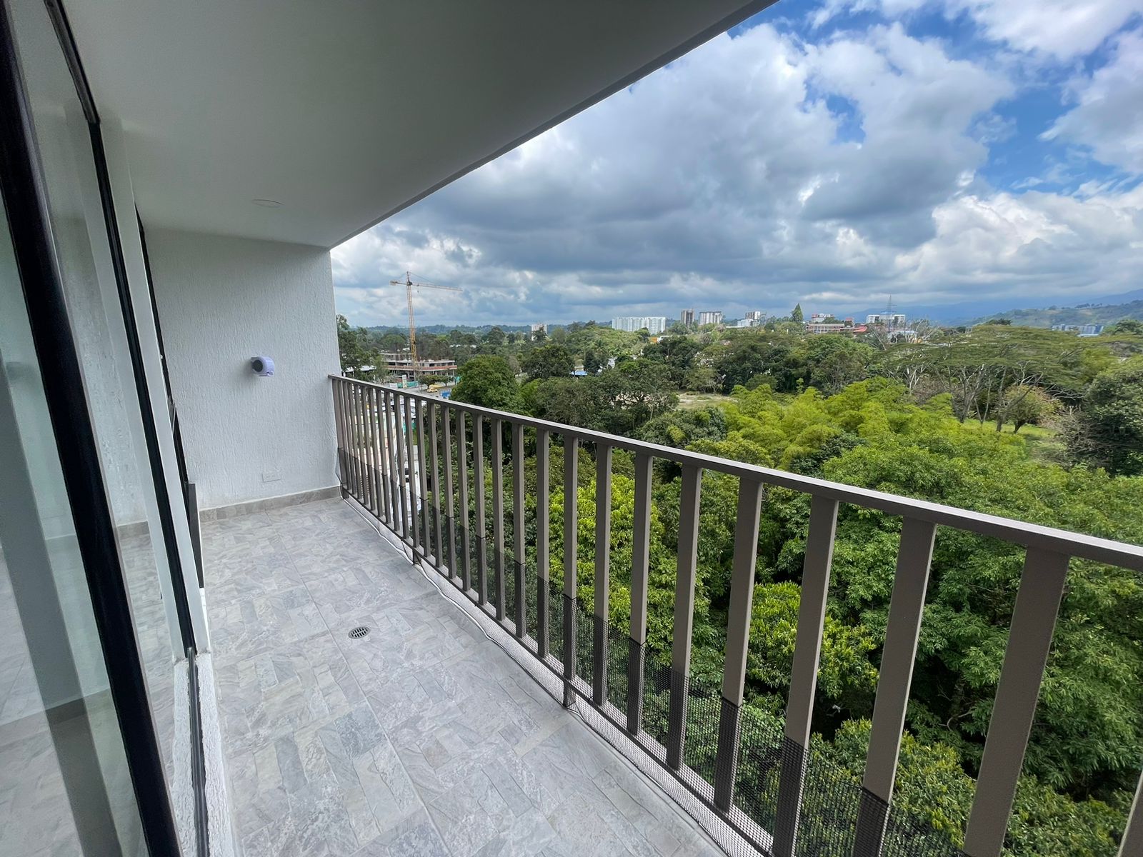 Se vende apartamento por la avenida 19 norte (15).jpg
