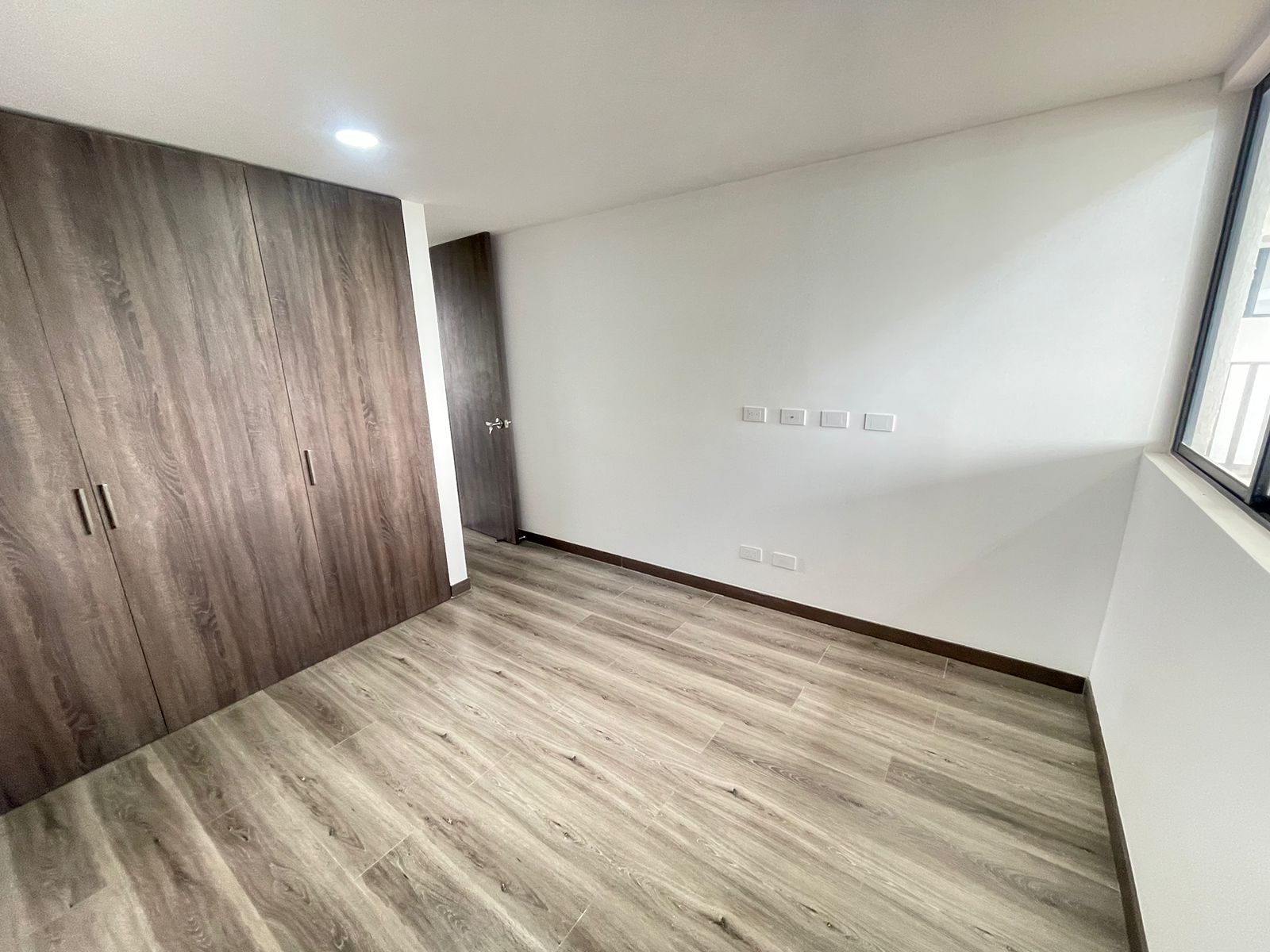 Se vende apartamento por la avenida 19 norte (23).jpg