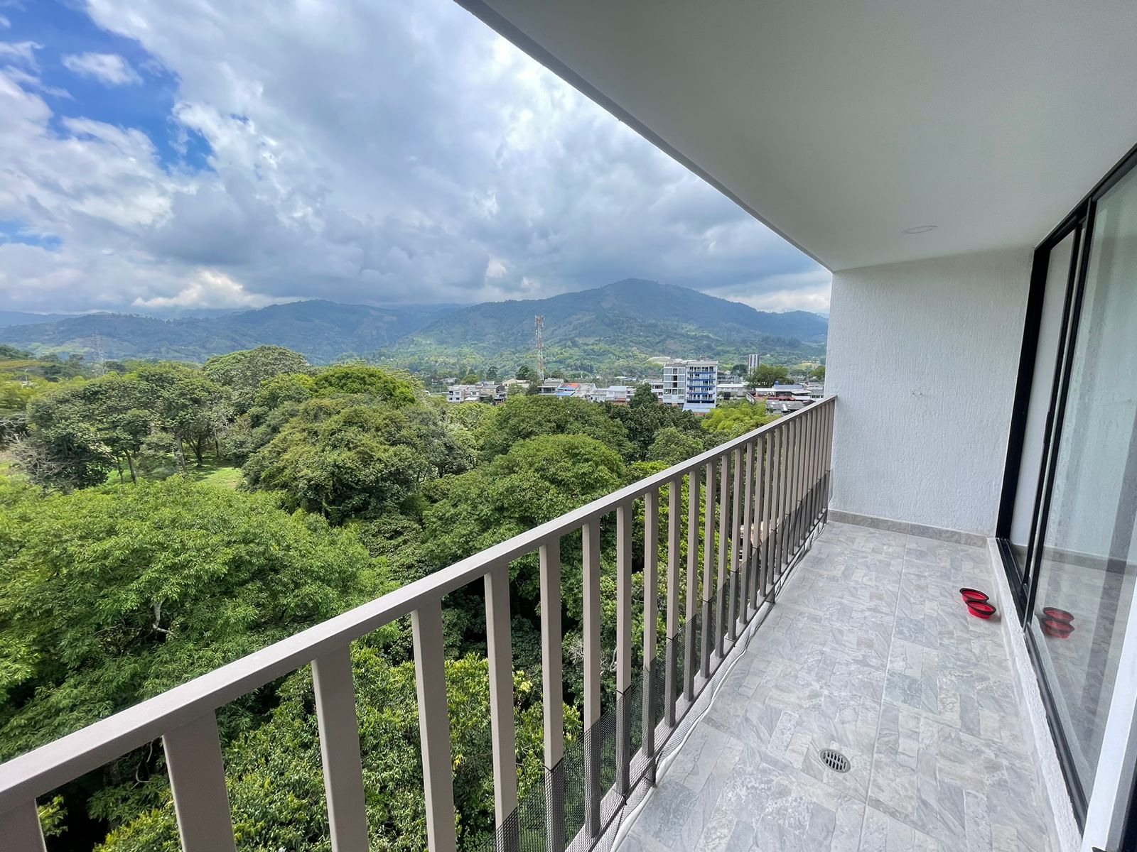 Se vende apartamento por la avenida 19 norte (17).jpg