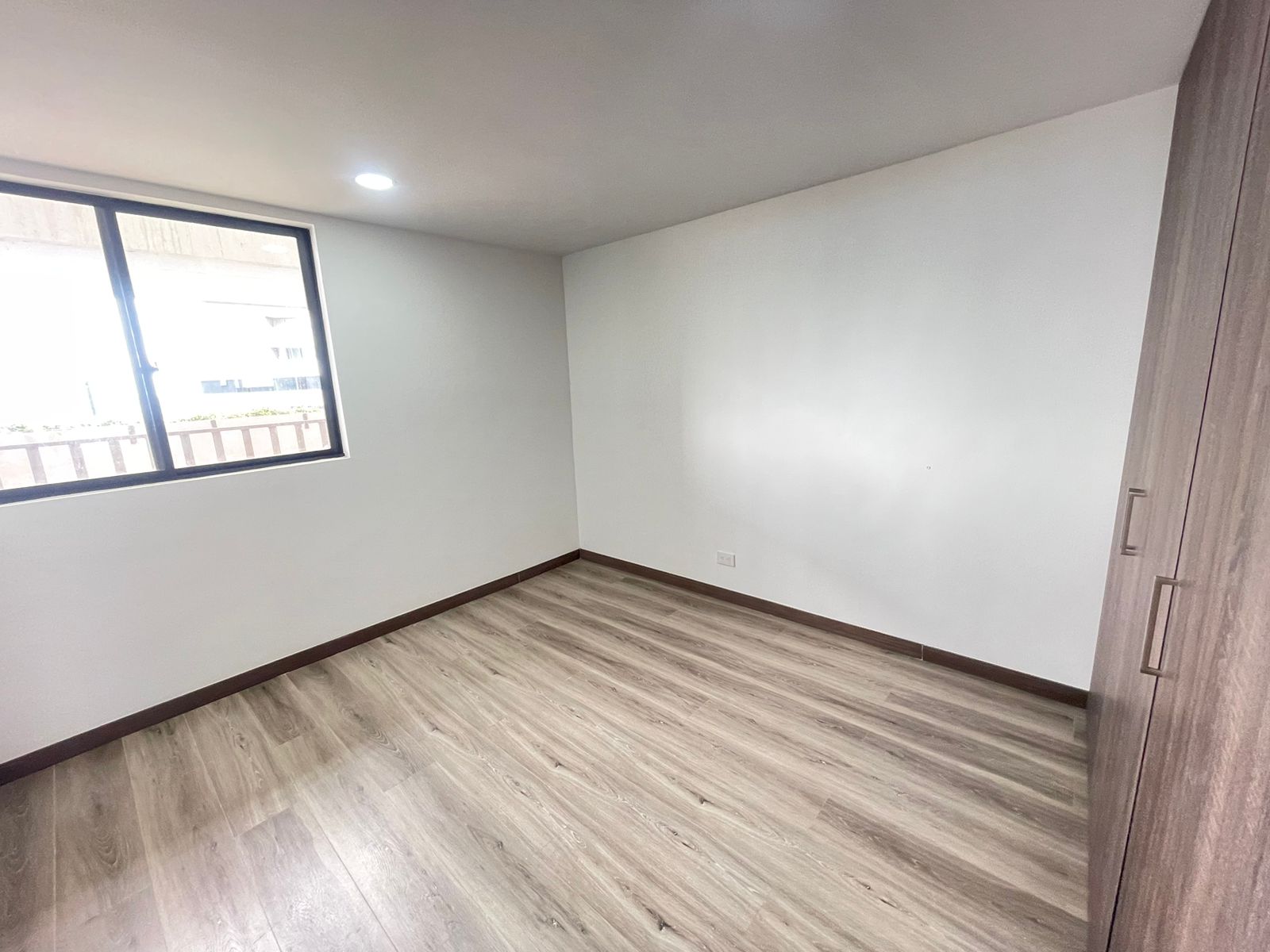 Se vende apartamento por la avenida 19 norte (30).jpg