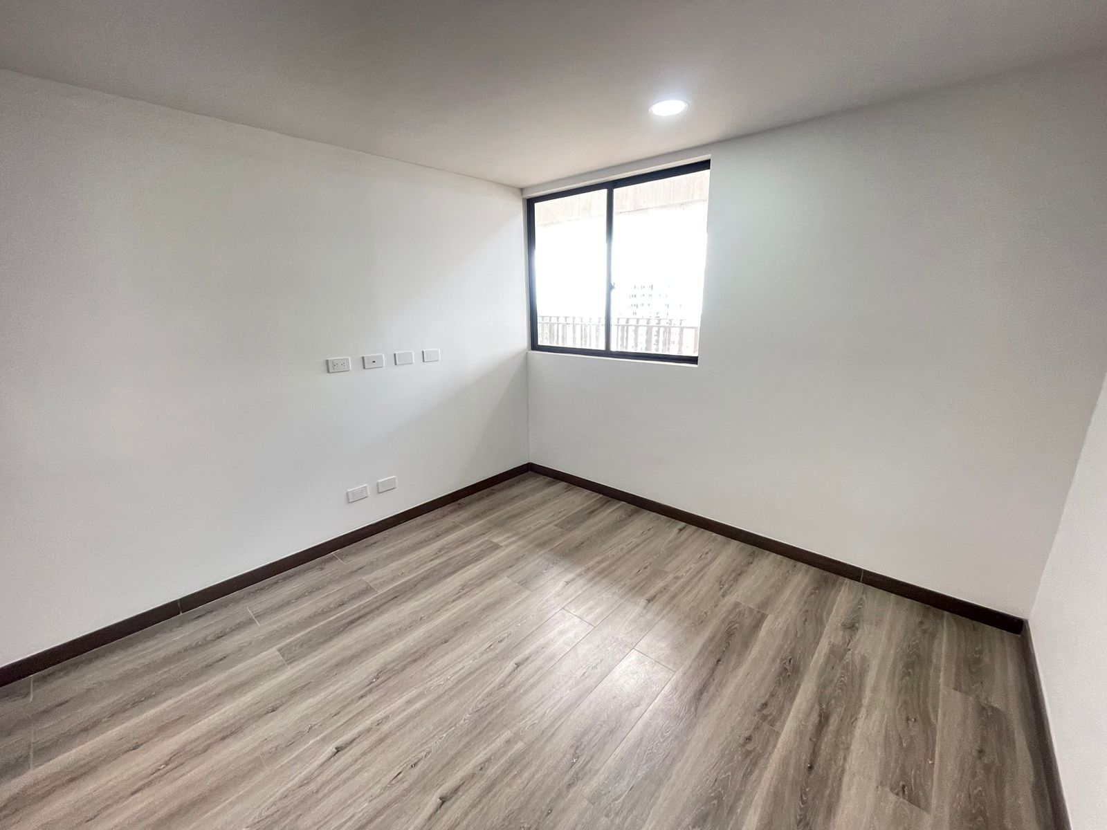 Se vende apartamento por la avenida 19 norte (26).jpg
