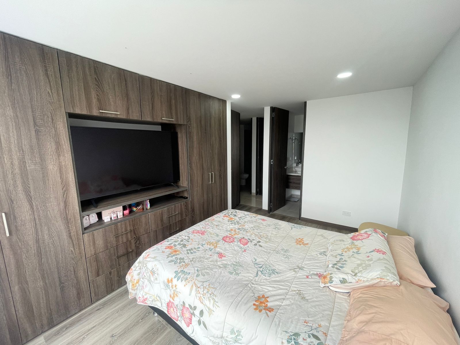 Se vende apartamento por la avenida 19 norte (32).jpg