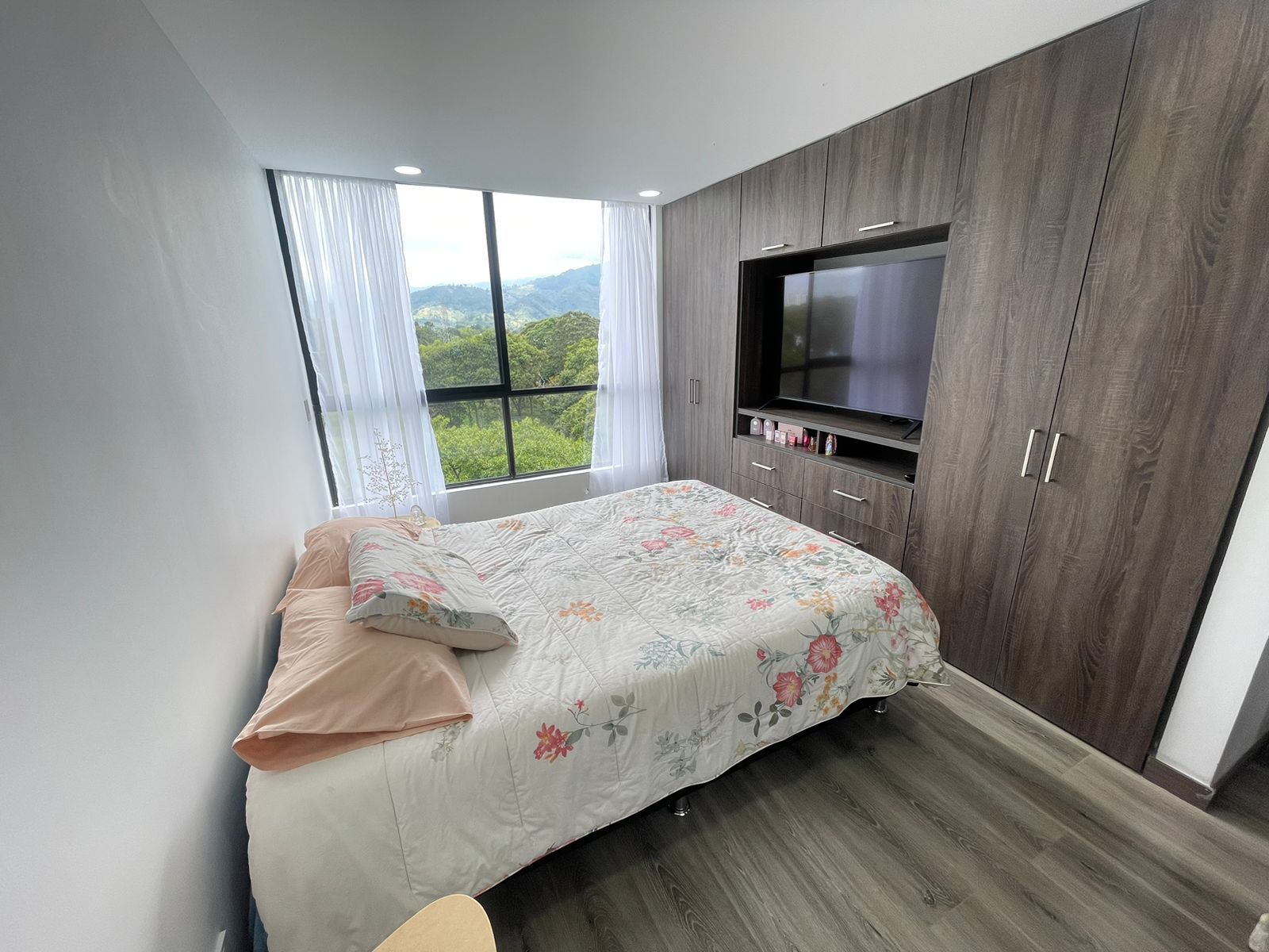 Se vende apartamento por la avenida 19 norte (35).jpg