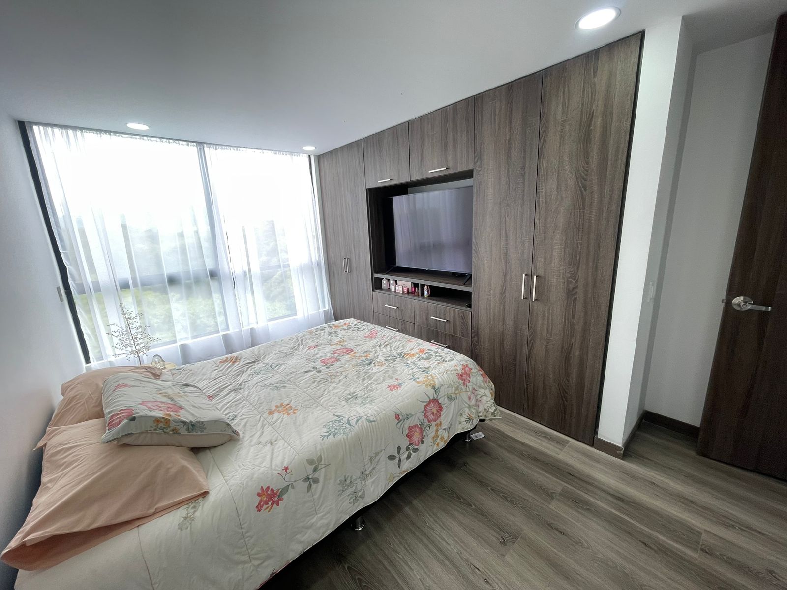 Se vende apartamento por la avenida 19 norte (36).jpg