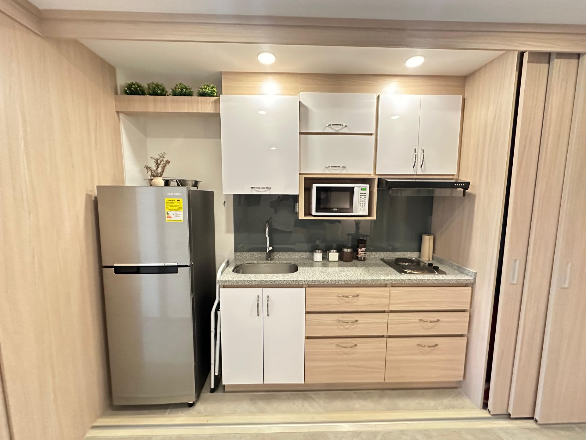 Lindo apartaestudio en avenida centenario alquiler por noches  (18).jpg