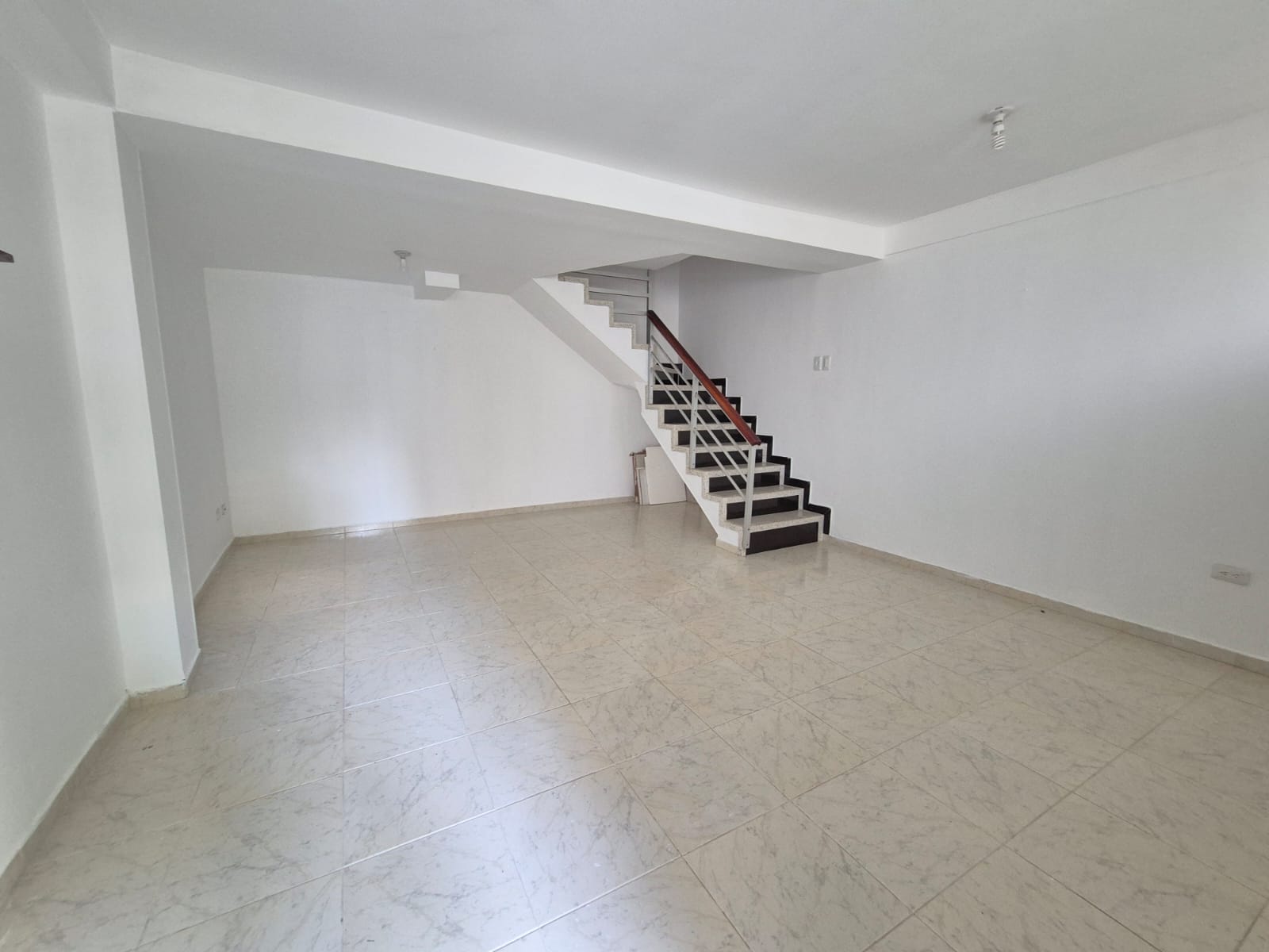 SE VENDE CASA EN LAS AMERICAS  9..jpeg