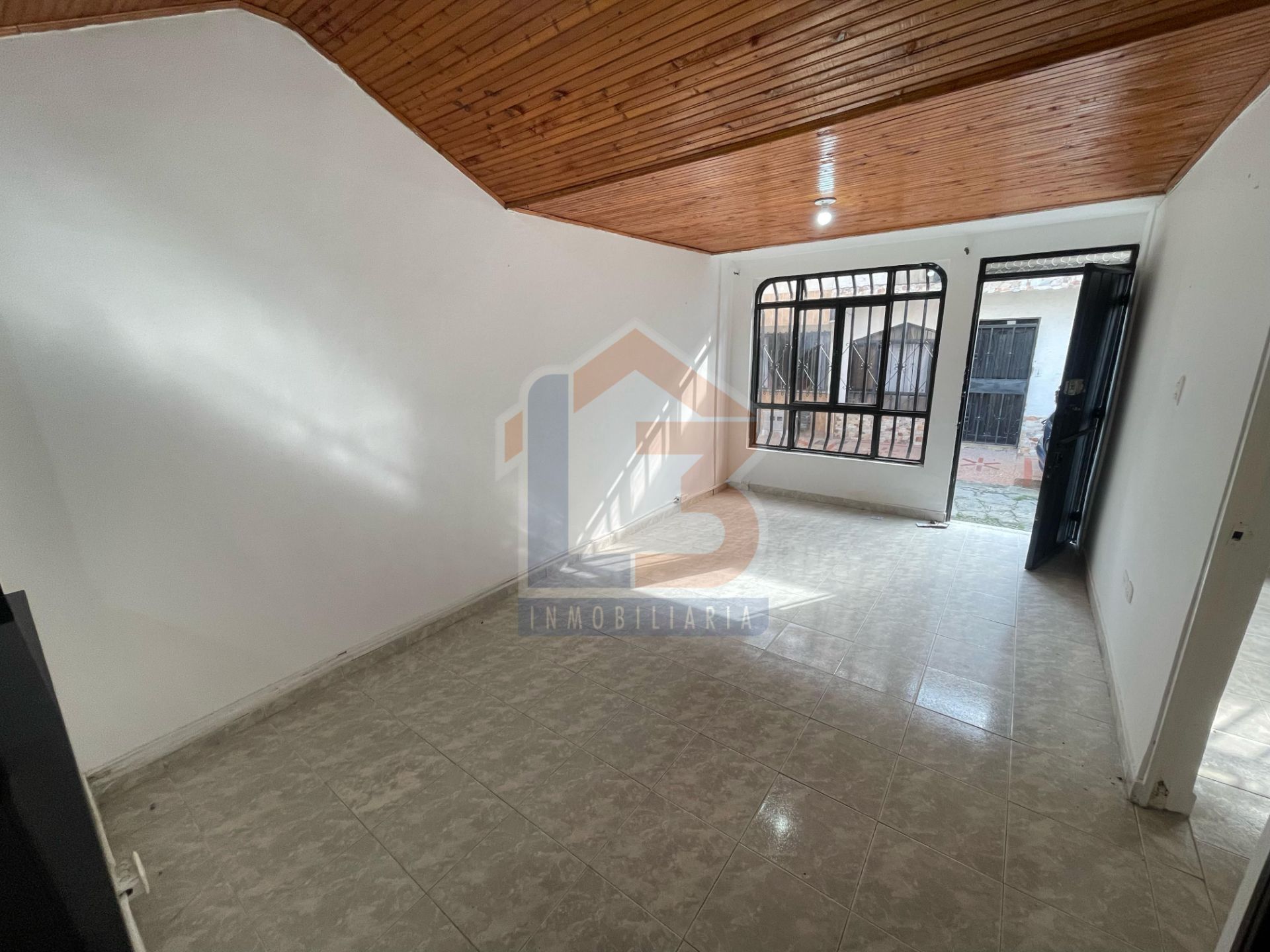 SE VENDE CASA EN EL SECTOR LIMONAR 3..jpg