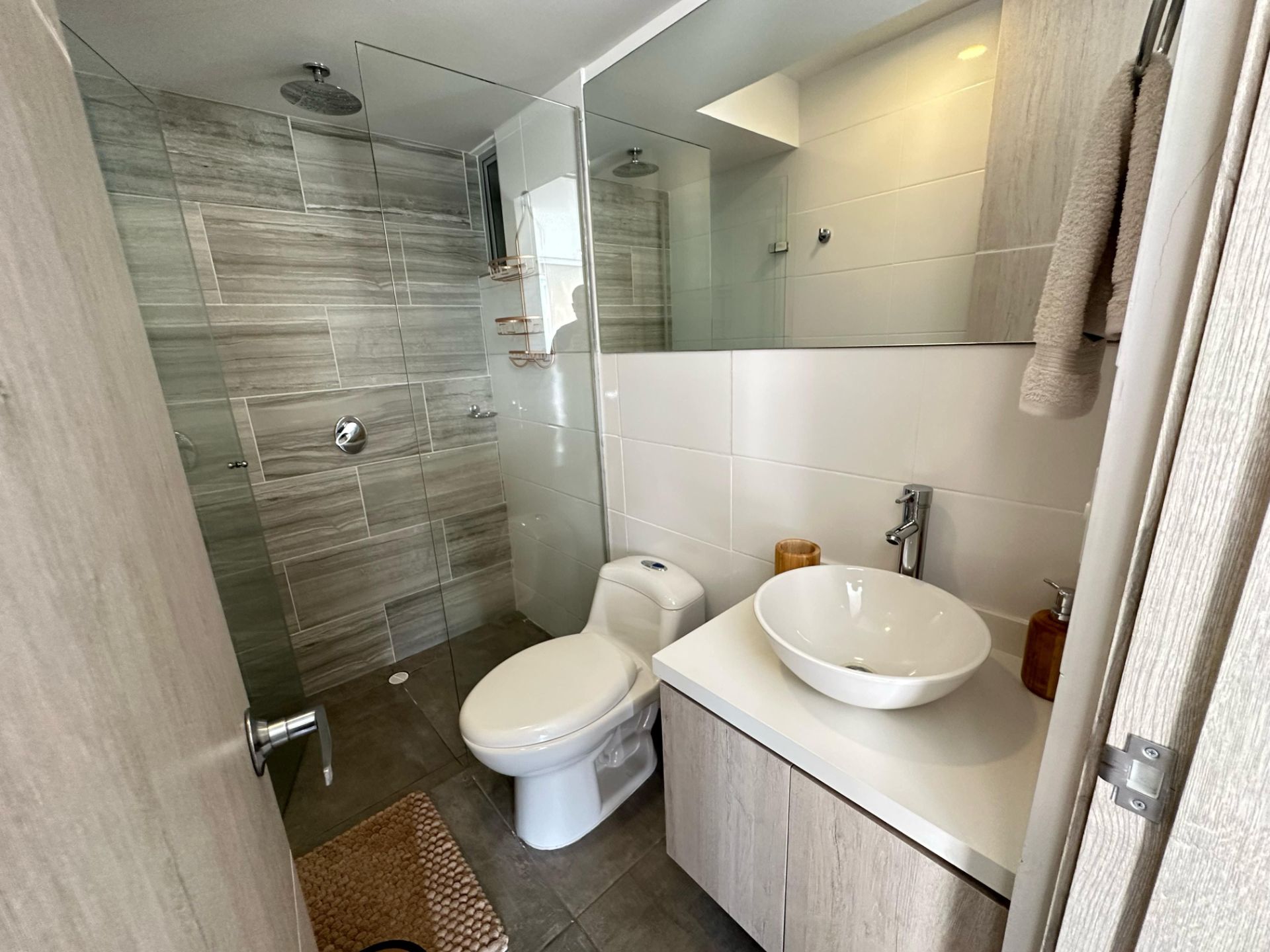 Hermoso apartamento amoblado moderno y lujoso en avenida centenario  (47).jpg