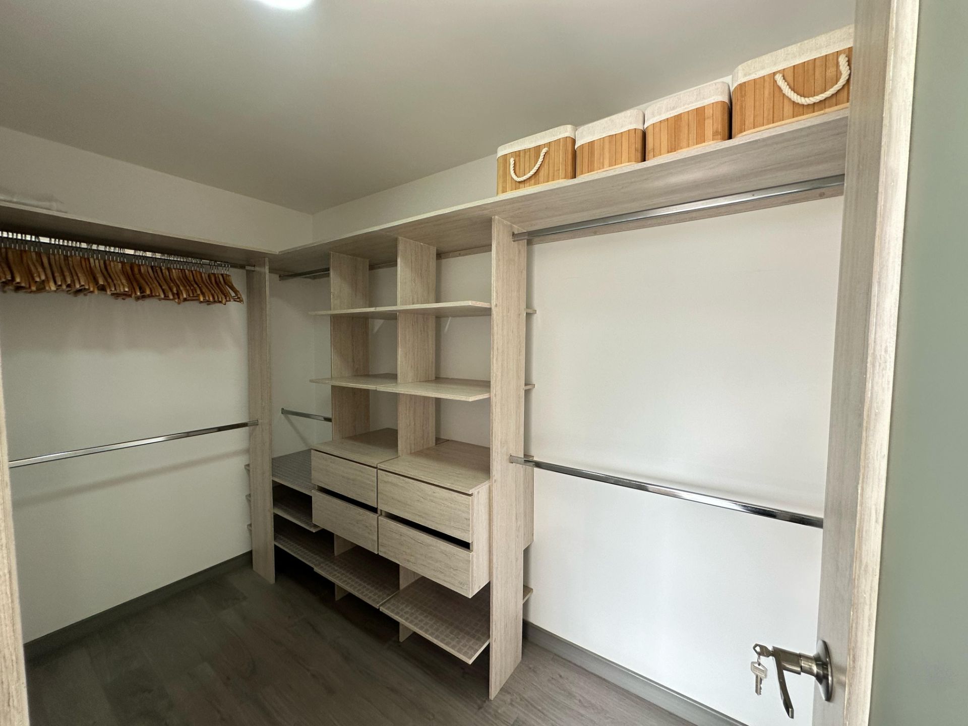 Hermoso apartamento amoblado moderno y lujoso en avenida centenario  (46).jpg