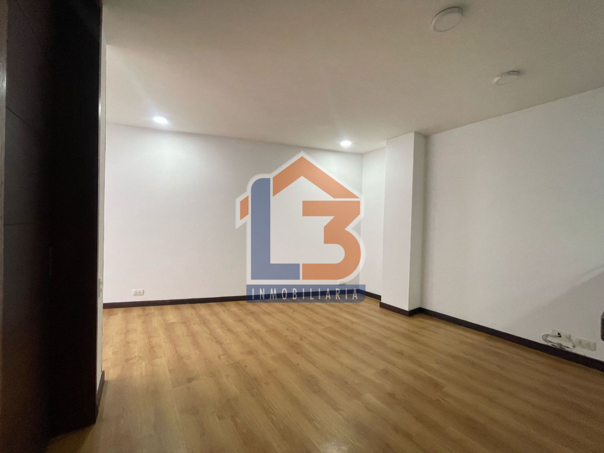 SE VENDE APTO EN EL SECTOR LA CASTELLANA 3..jpg