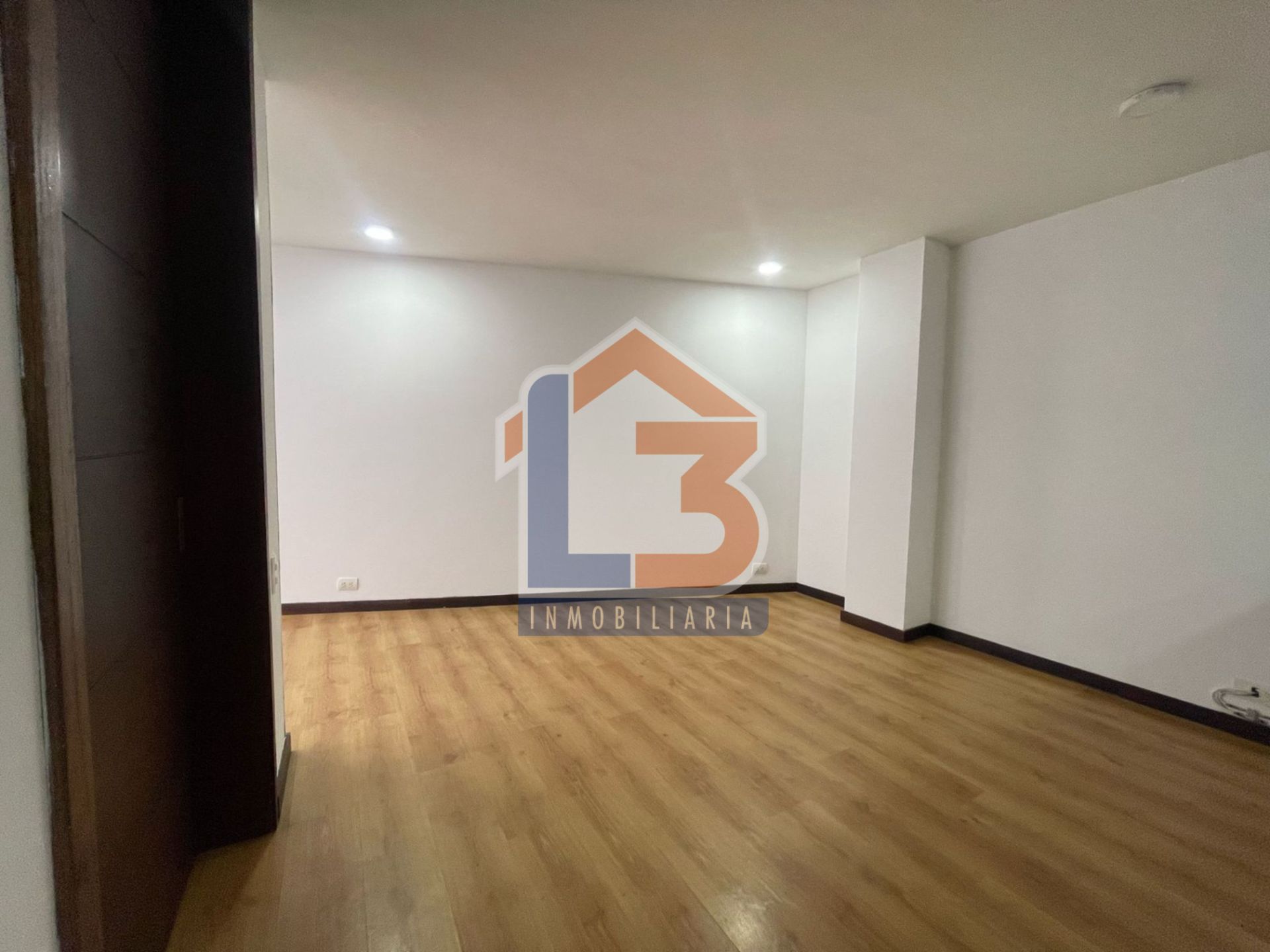 SE VENDE APTO EN EL SECTOR LA CASTELLANA 5..jpg