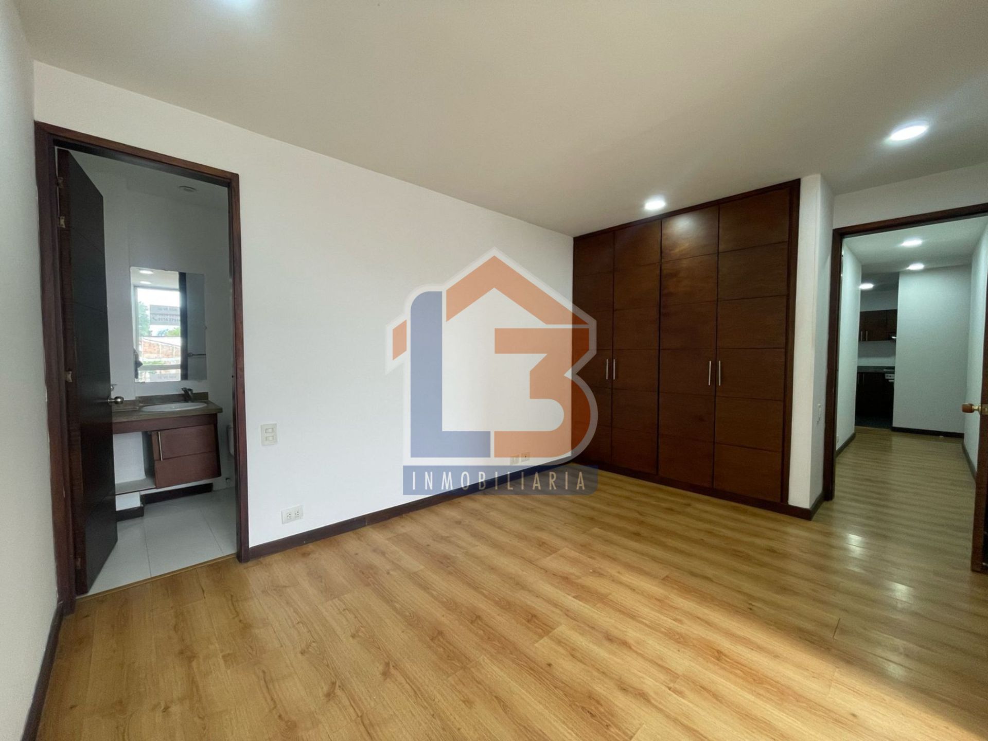 SE VENDE APTO EN EL SECTOR LA CASTELLANA 7..jpg