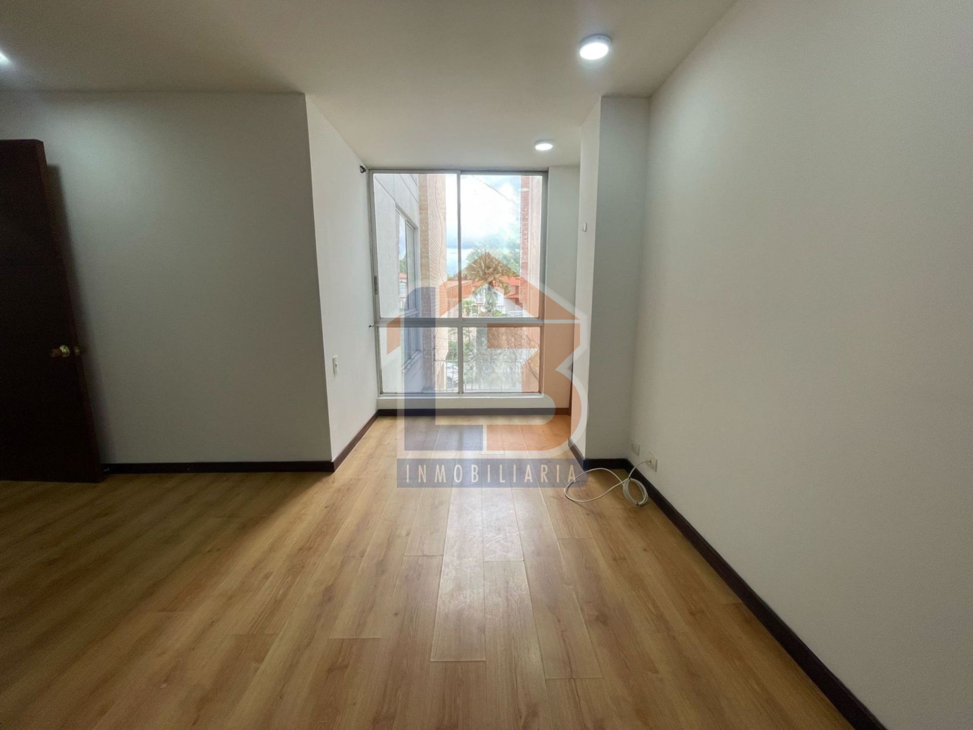 SE VENDE APTO EN EL SECTOR LA CASTELLANA 10..jpg