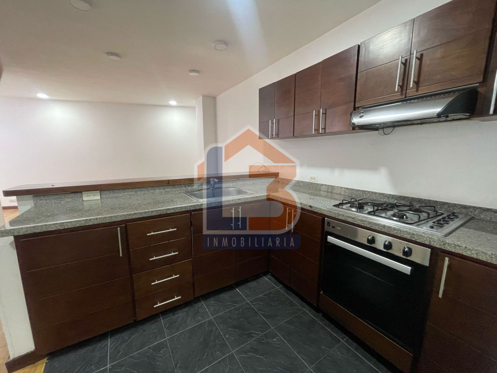 SE VENDE APTO EN EL SECTOR LA CASTELLANA 19..jpg