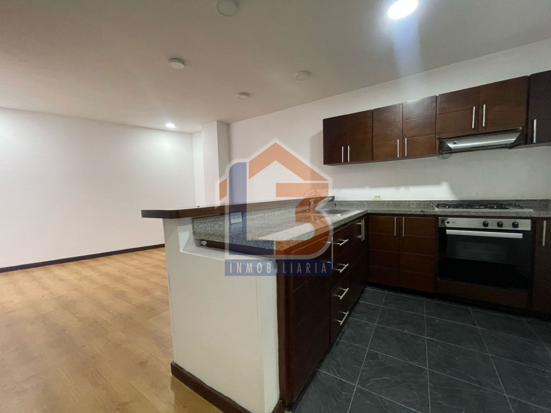 SE VENDE APTO EN EL SECTOR LA CASTELLANA 20..jpg