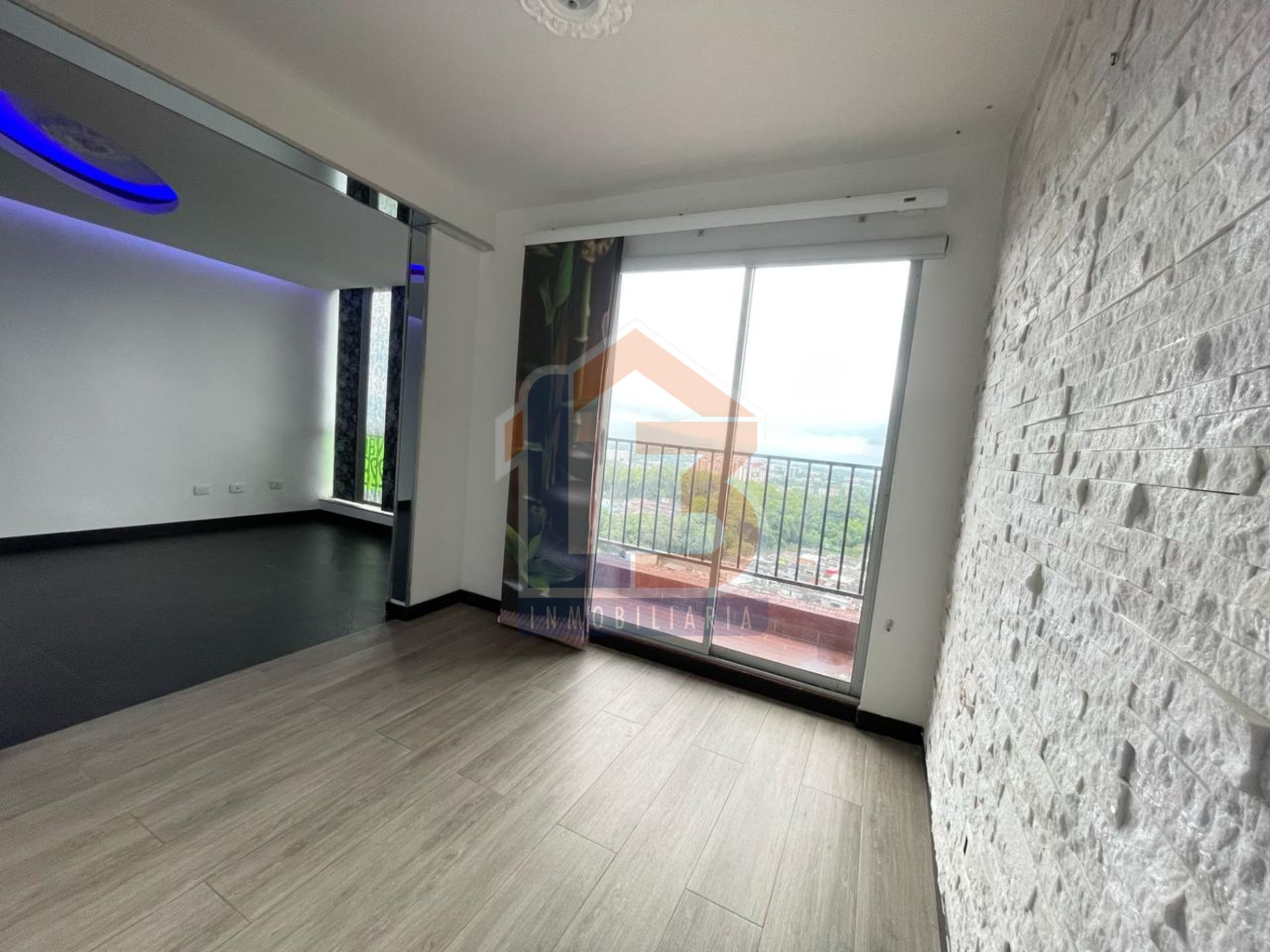 SE VENDE APTO SECTOR LA PAVONA 8..jpg