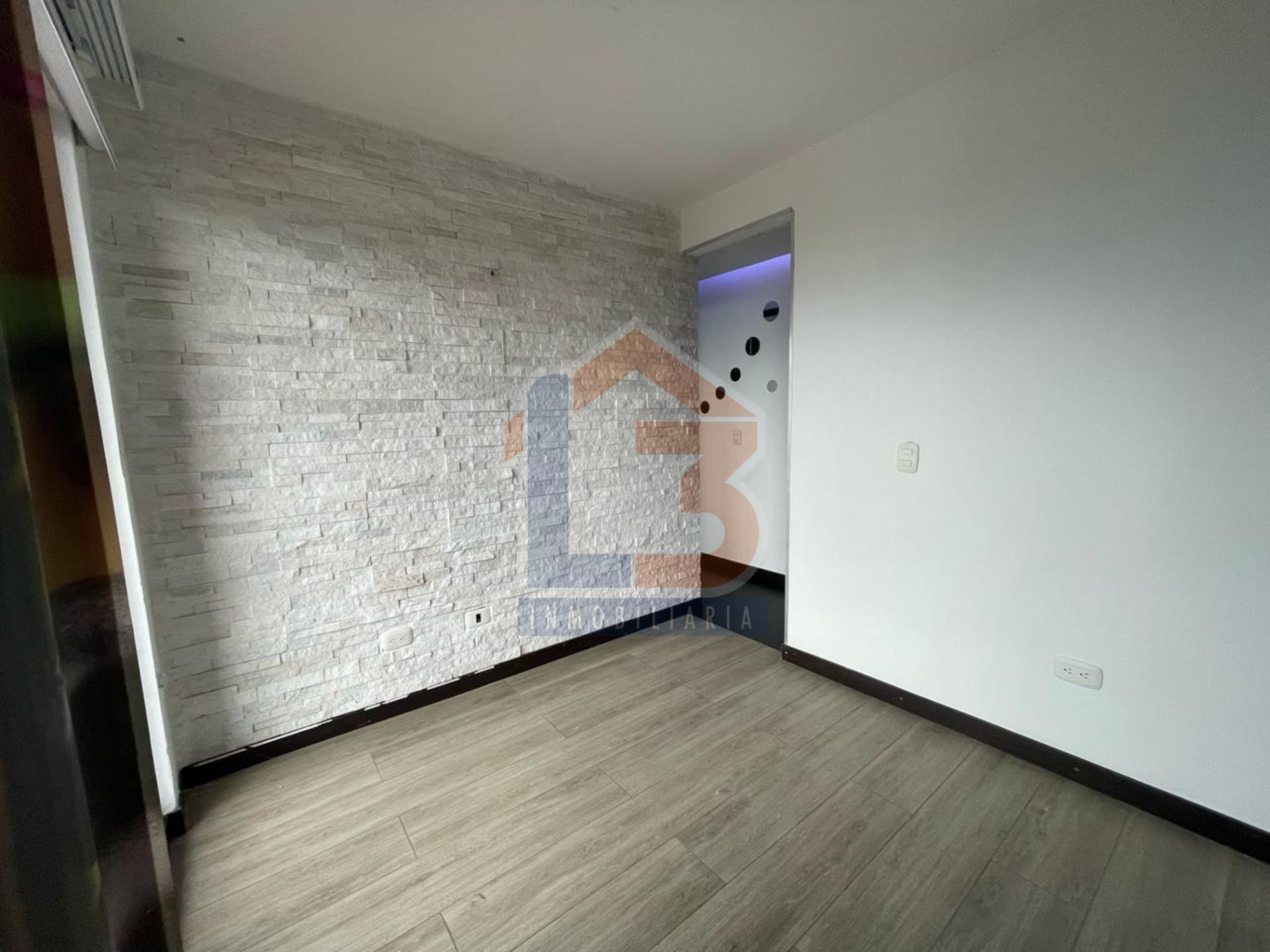 SE VENDE APTO SECTOR LA PAVONA 9..jpg