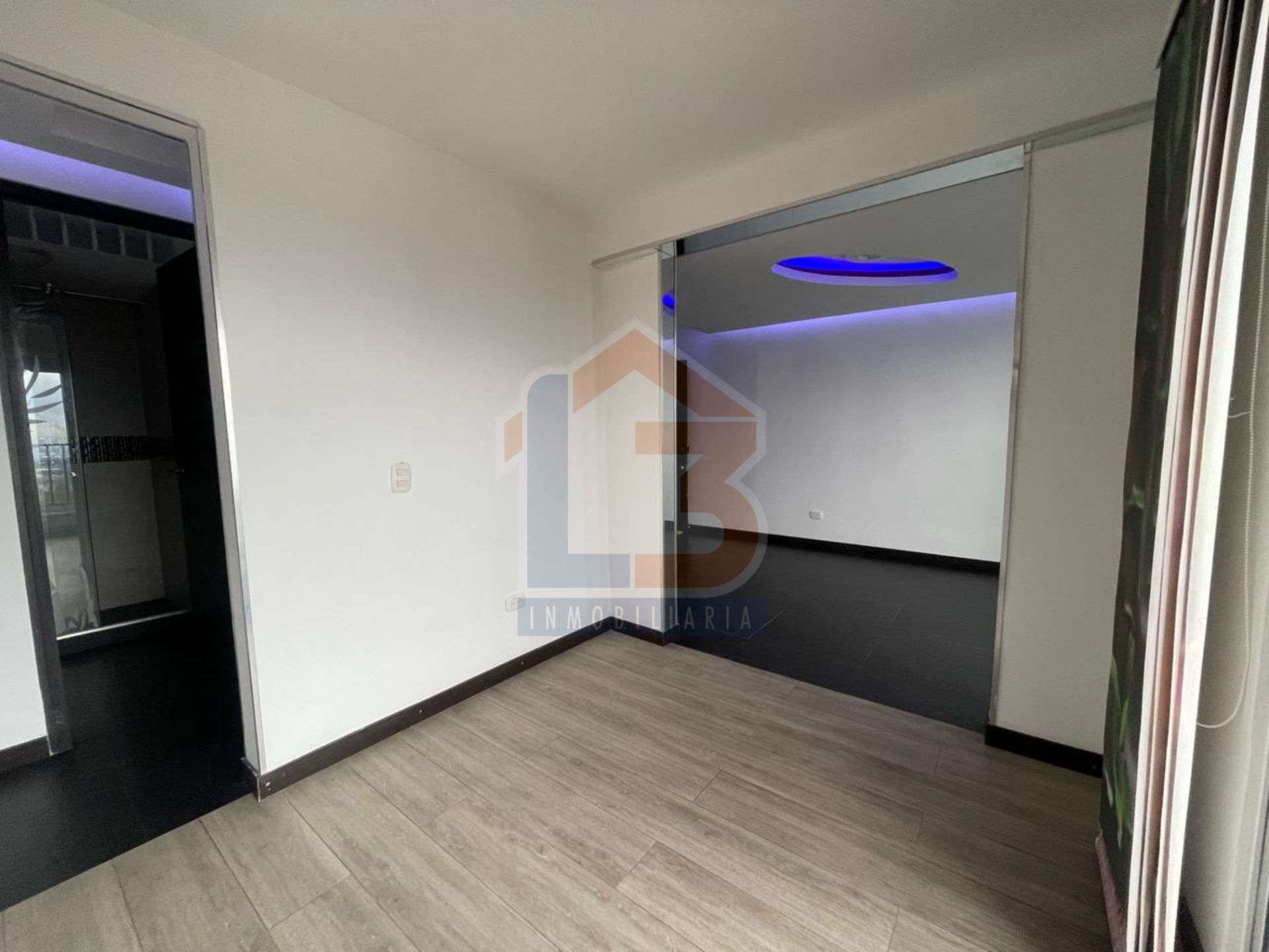 SE VENDE APTO SECTOR LA PAVONA 11..jpg