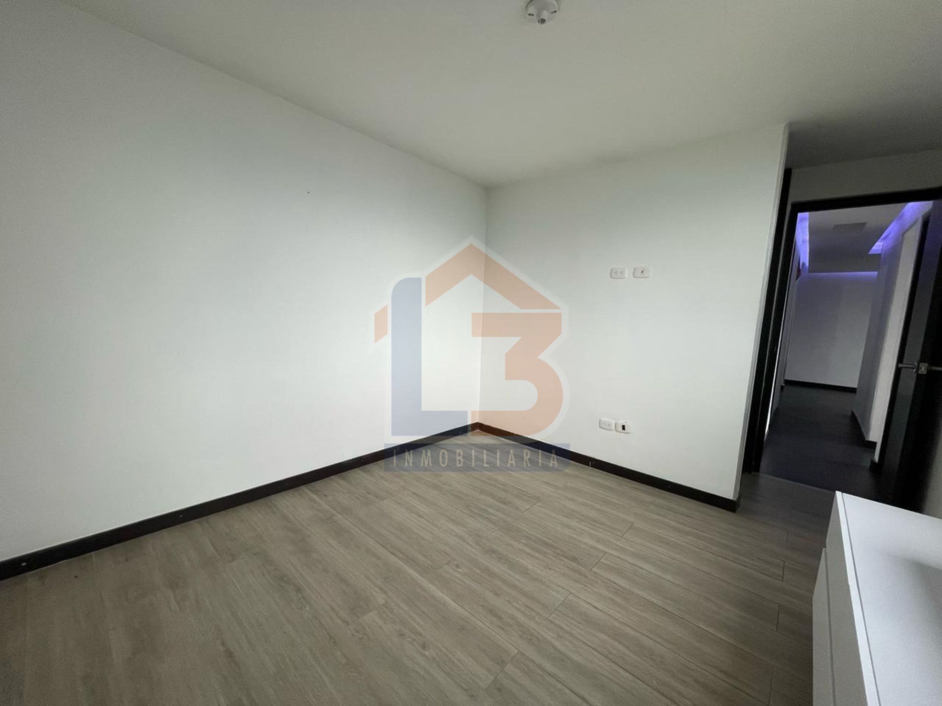 SE VENDE APTO SECTOR LA PAVONA 18..jpg