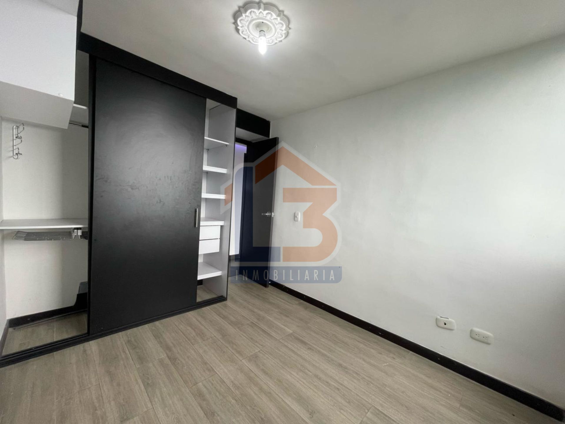 SE VENDE APTO SECTOR LA PAVONA 22..jpg
