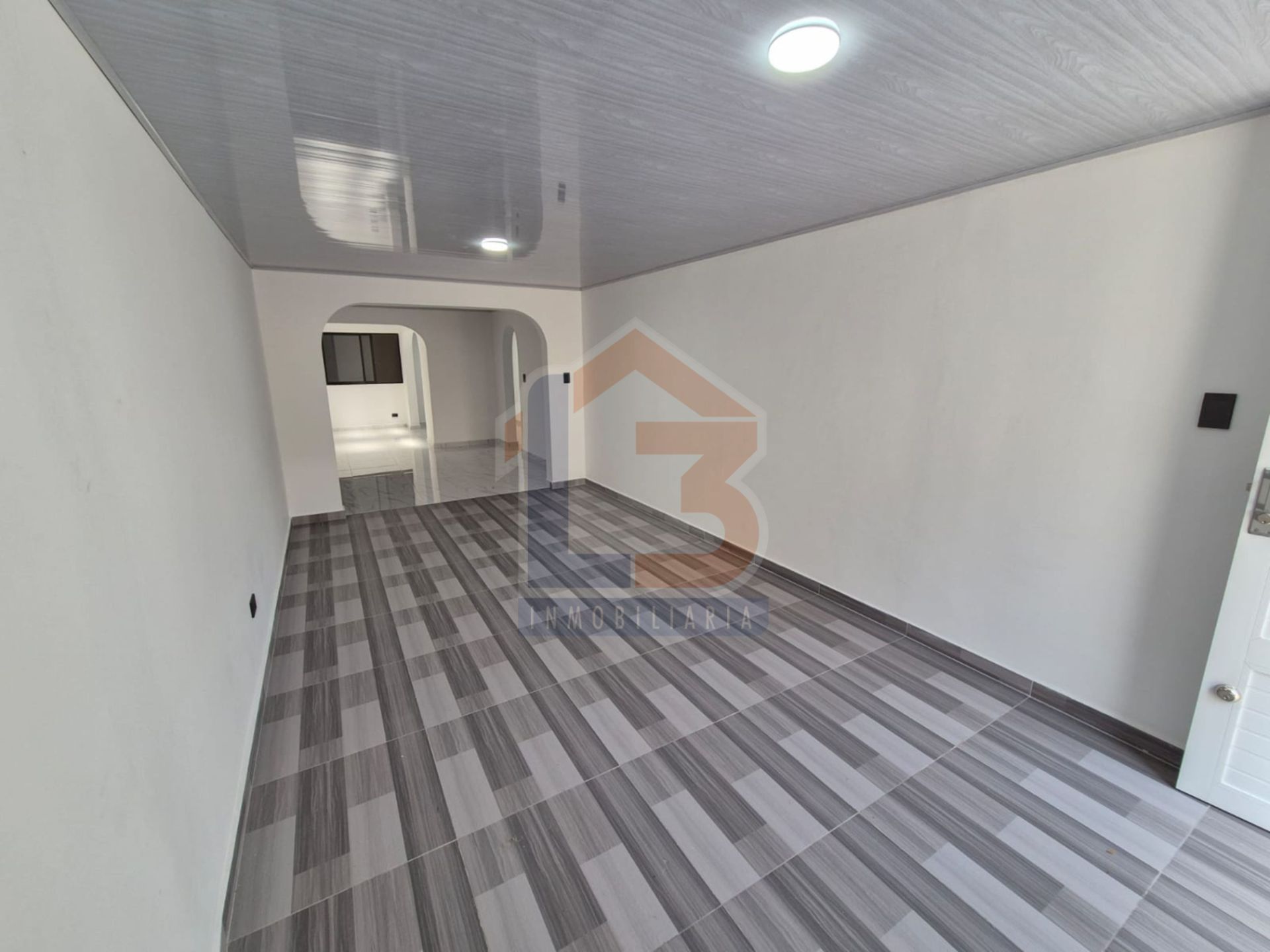 SE VENDE CASA EN LOS PROFESIONALES  1..jpg