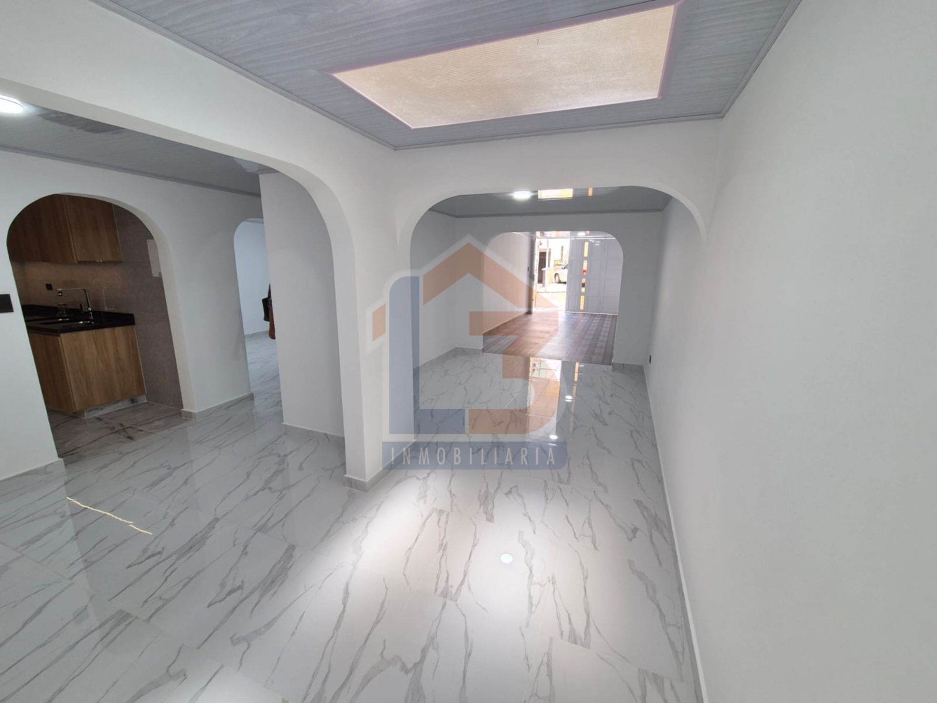 SE VENDE CASA EN LOS PROFESIONALES  2..jpg