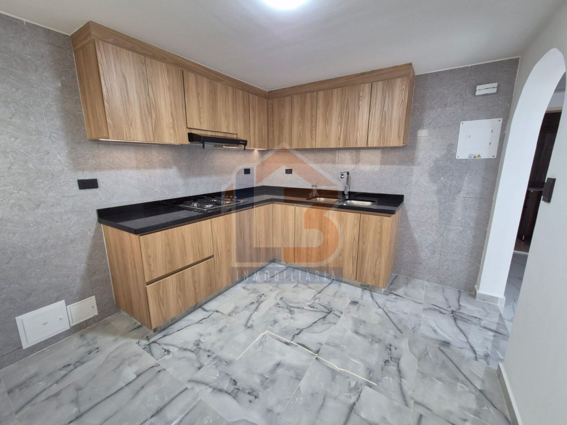 SE VENDE CASA EN LOS PROFESIONALES  5..jpg