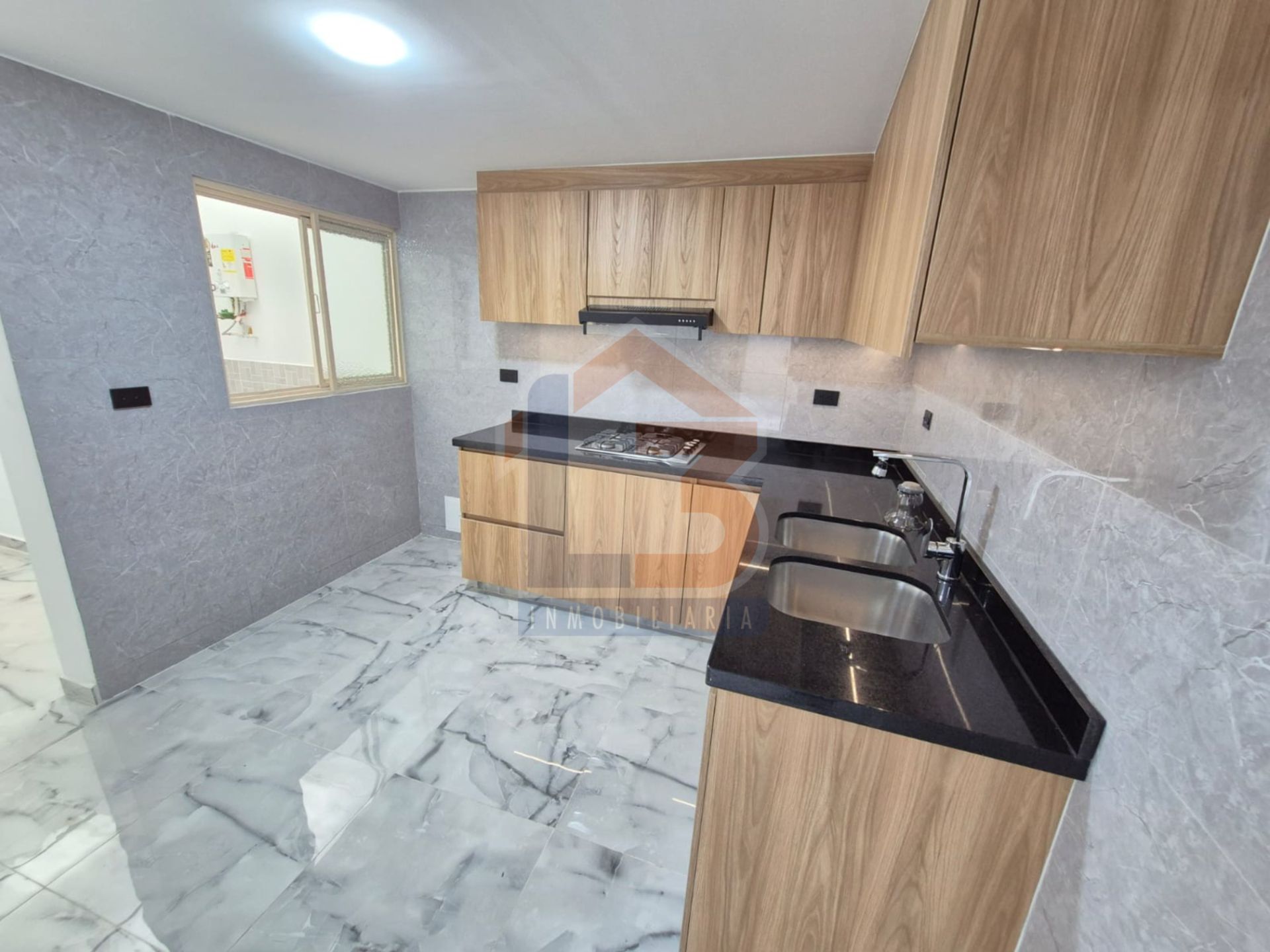 SE VENDE CASA EN LOS PROFESIONALES  6..jpg