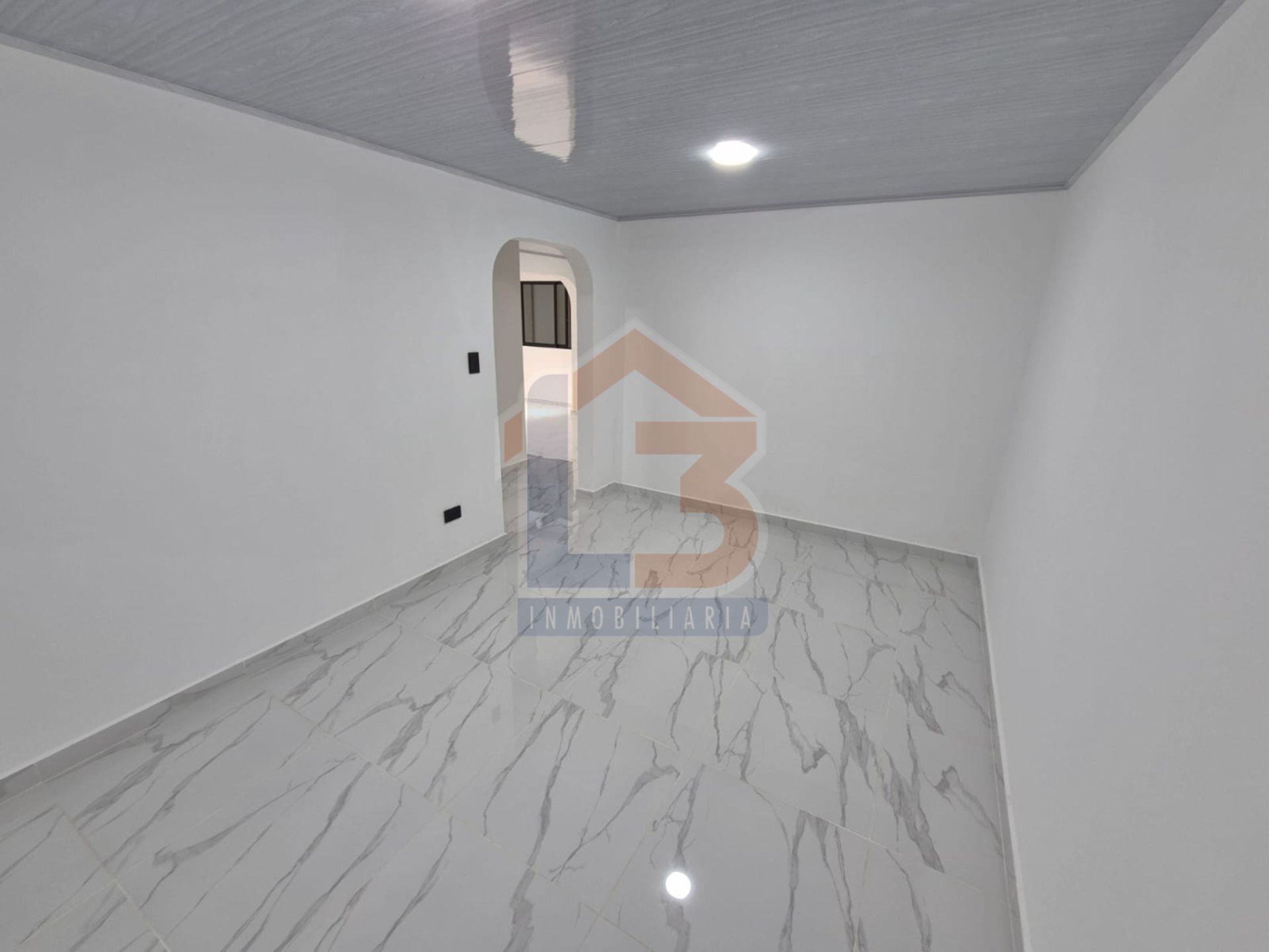 SE VENDE CASA EN LOS PROFESIONALES  7..jpg