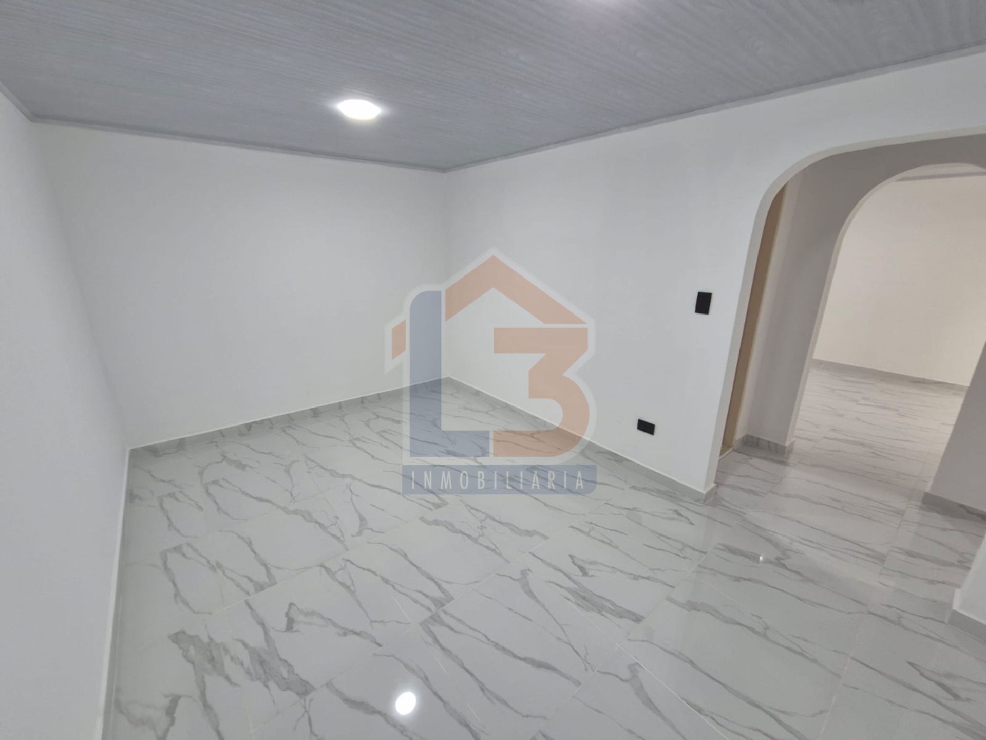 SE VENDE CASA EN LOS PROFESIONALES  8..jpg