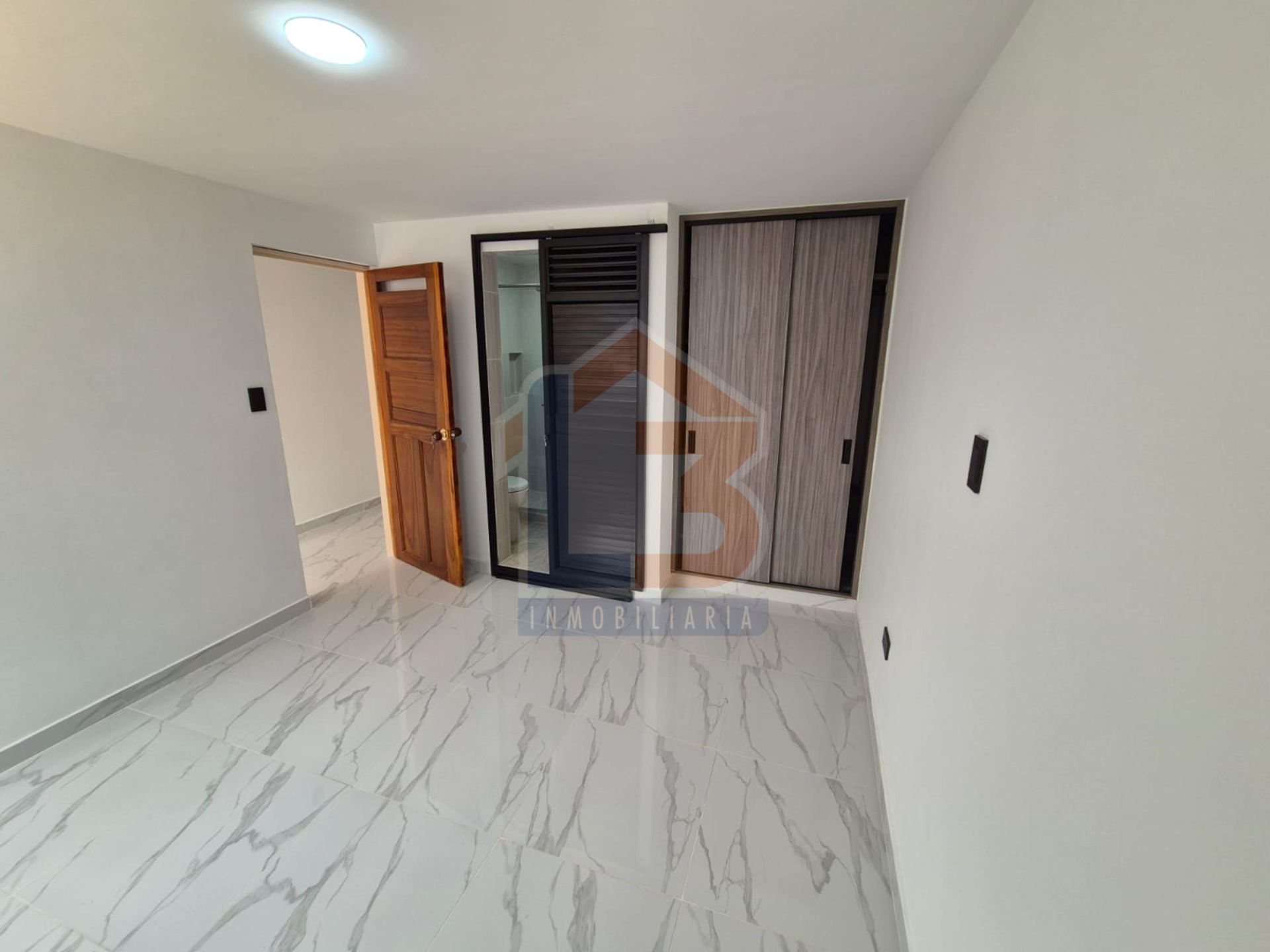 SE VENDE CASA EN LOS PROFESIONALES  11..jpg