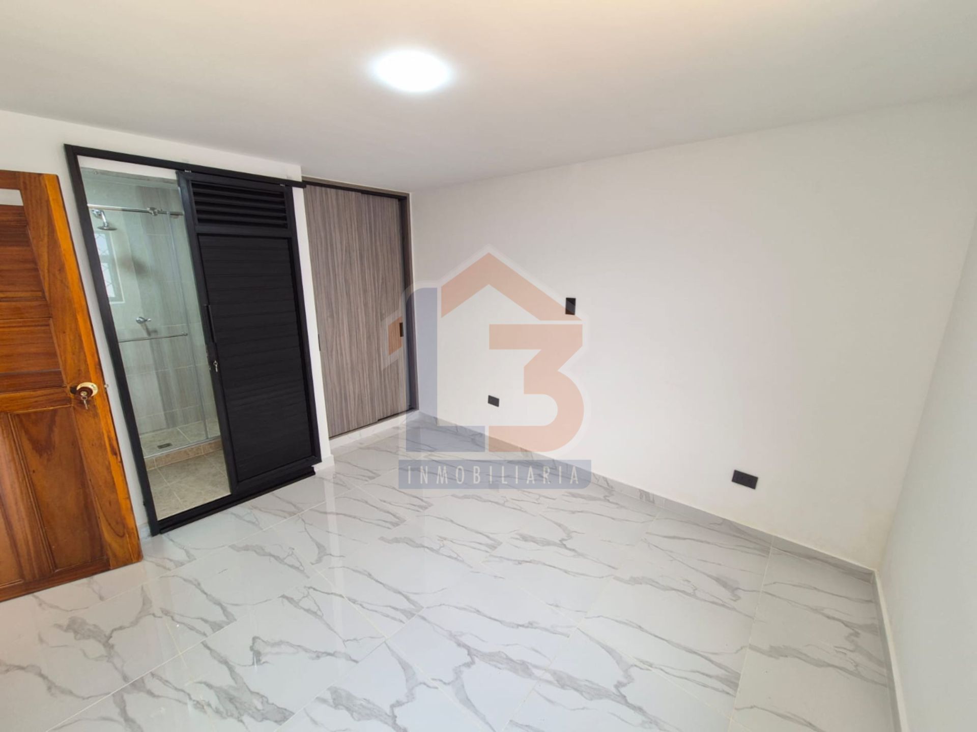 SE VENDE CASA EN LOS PROFESIONALES  12..jpg
