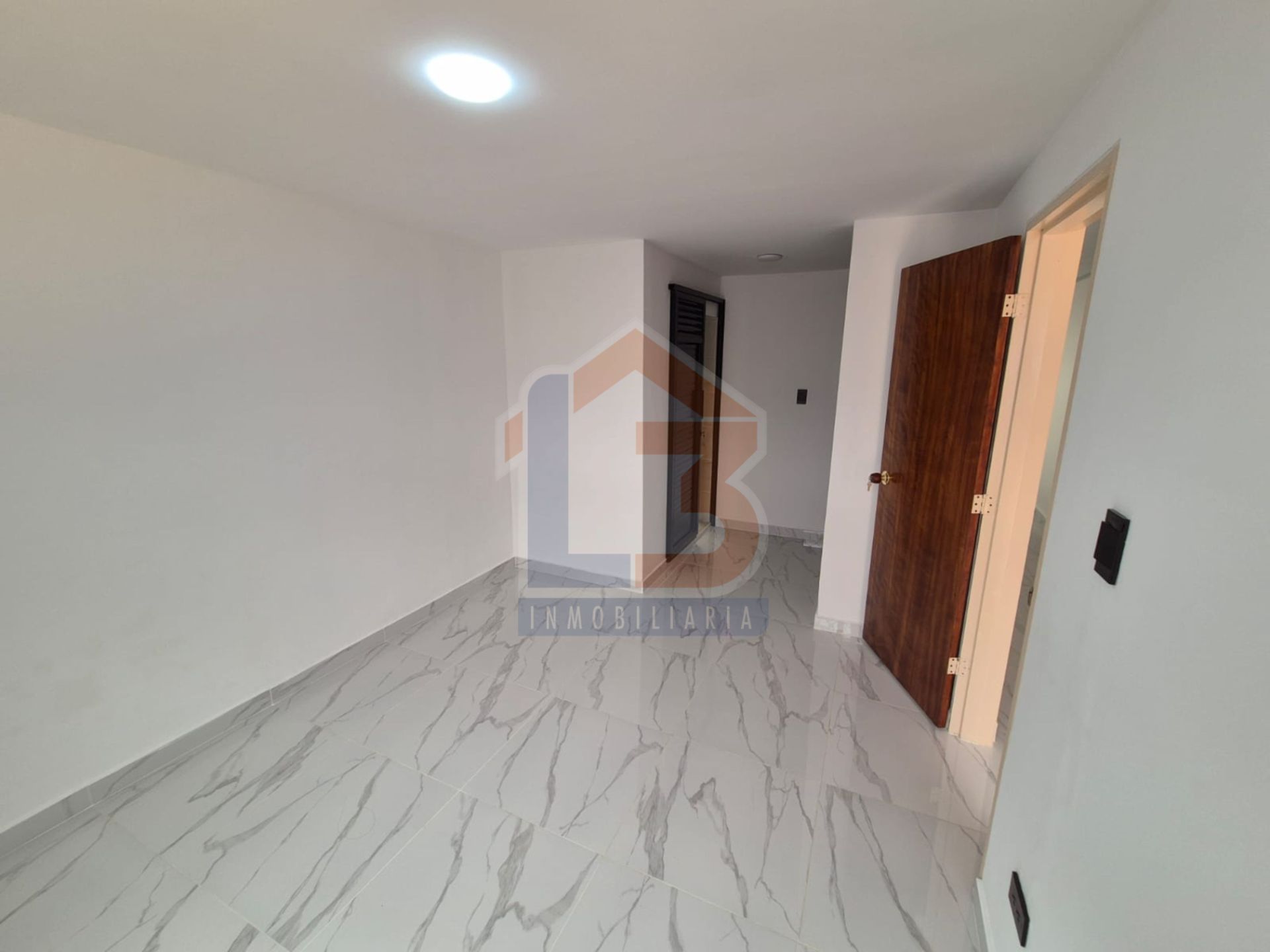 SE VENDE CASA EN LOS PROFESIONALES  14..jpg