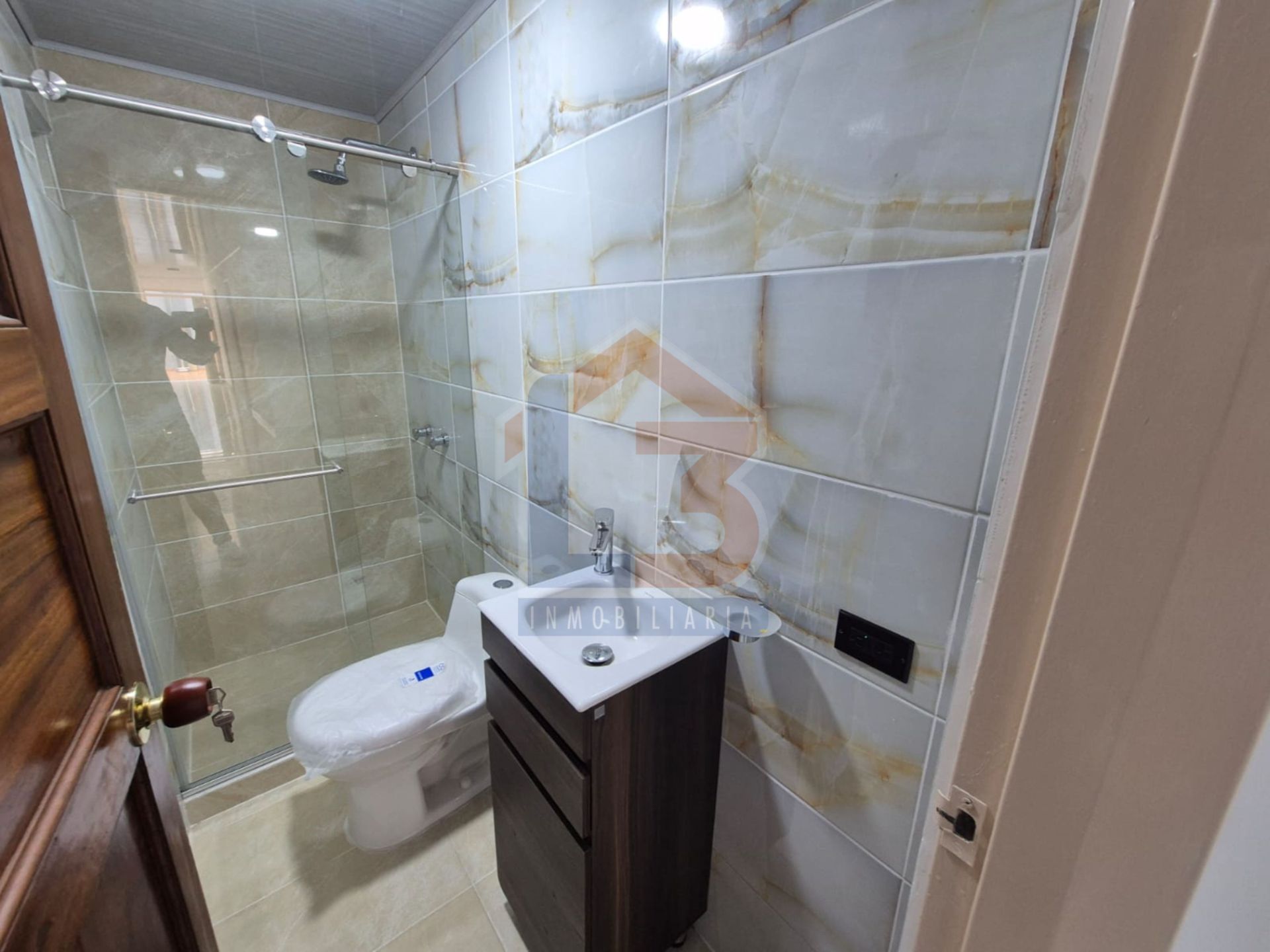 SE VENDE CASA EN LOS PROFESIONALES  15..jpg