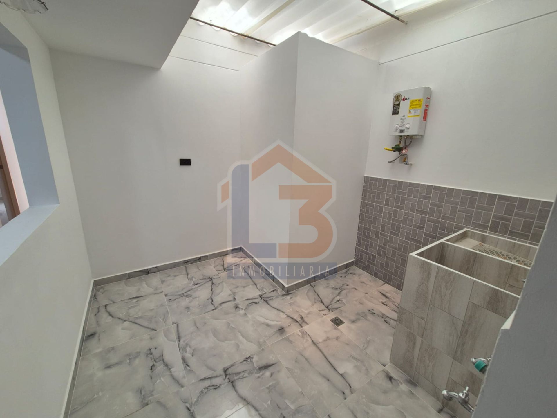 SE VENDE CASA EN LOS PROFESIONALES  28..jpg