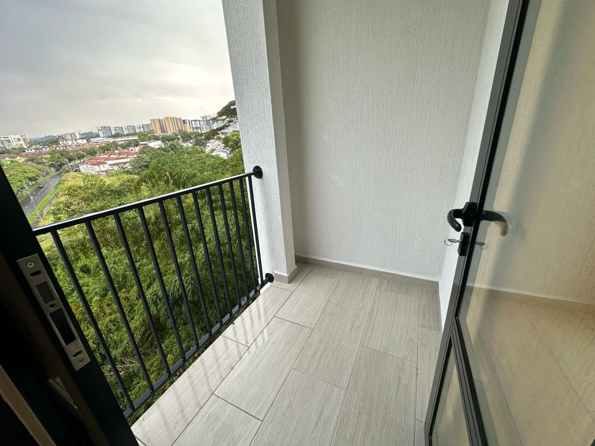 Hermoso y amplio apartaestudio amoblado en el norte barrio laureles (2).jpg