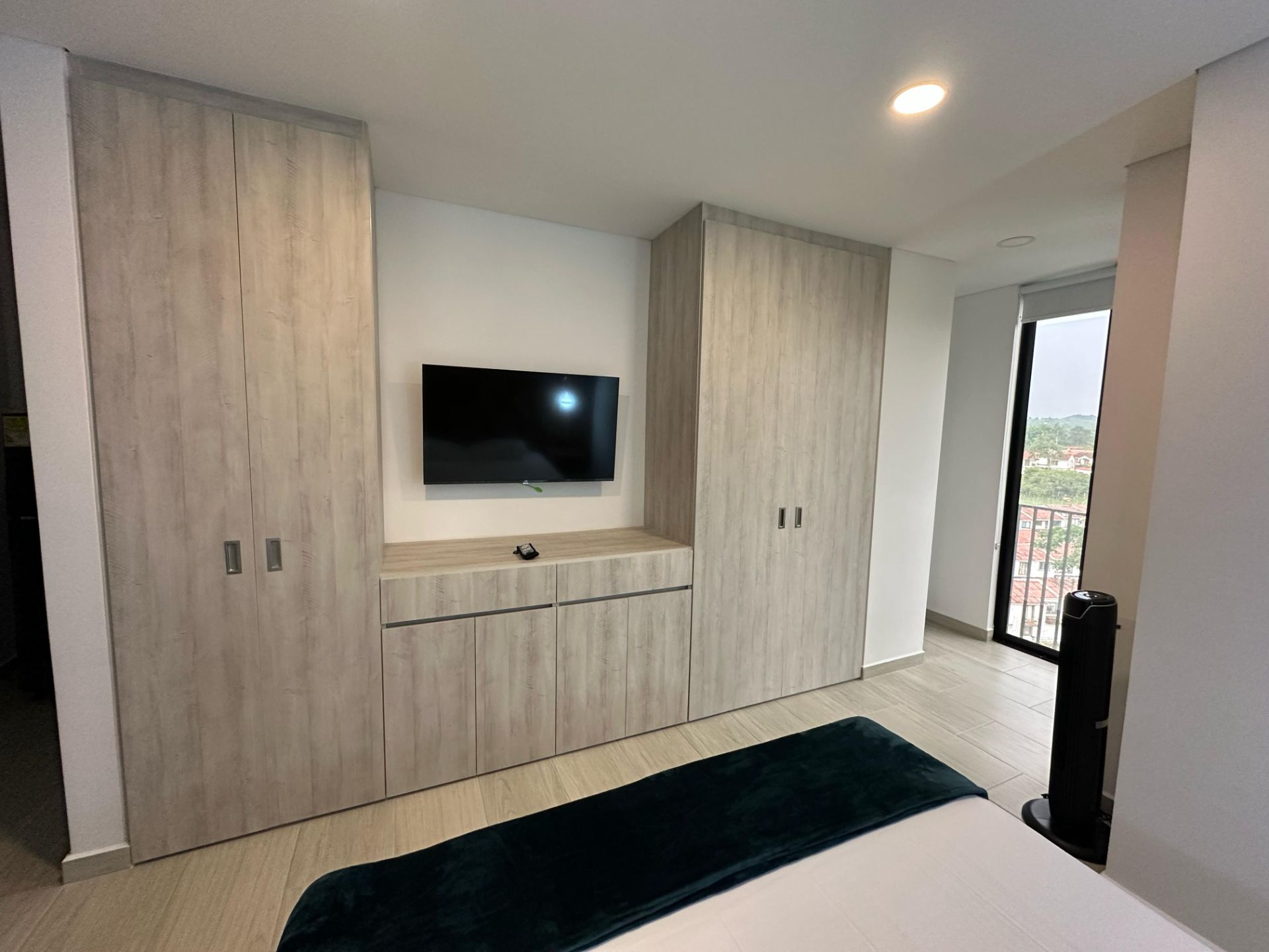 Hermoso y amplio apartaestudio amoblado en el norte barrio laureles (9).jpg