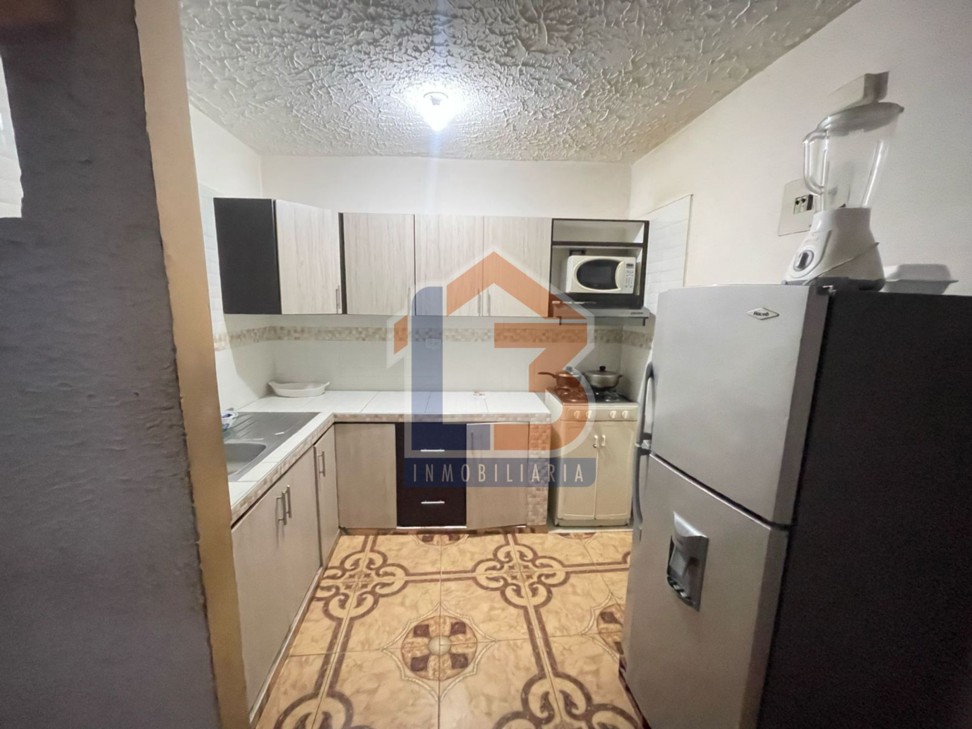 SE VENDE CASA EN EL SECTOR GRANADA 7..jpg