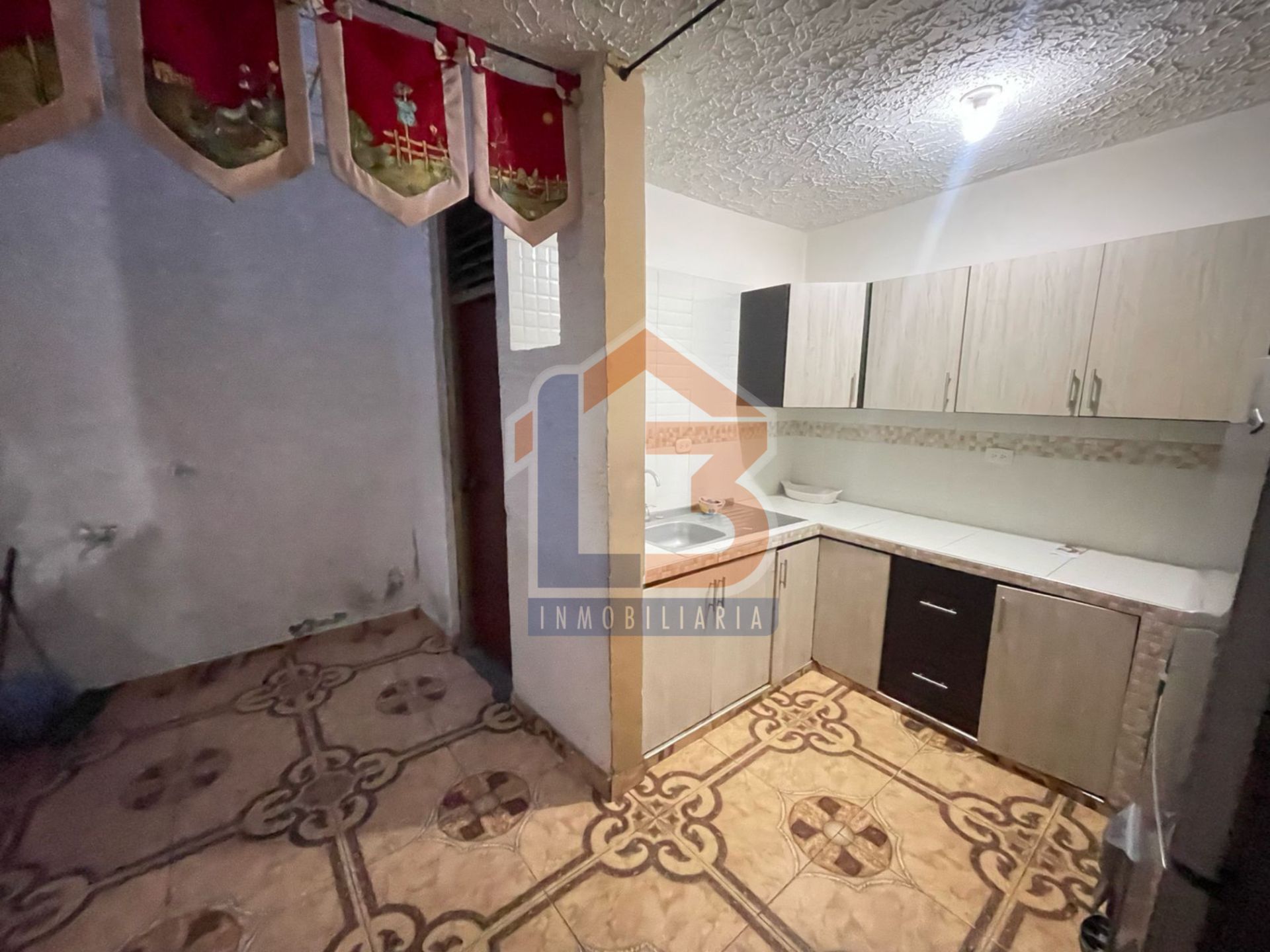 SE VENDE CASA EN EL SECTOR GRANADA 5..jpg