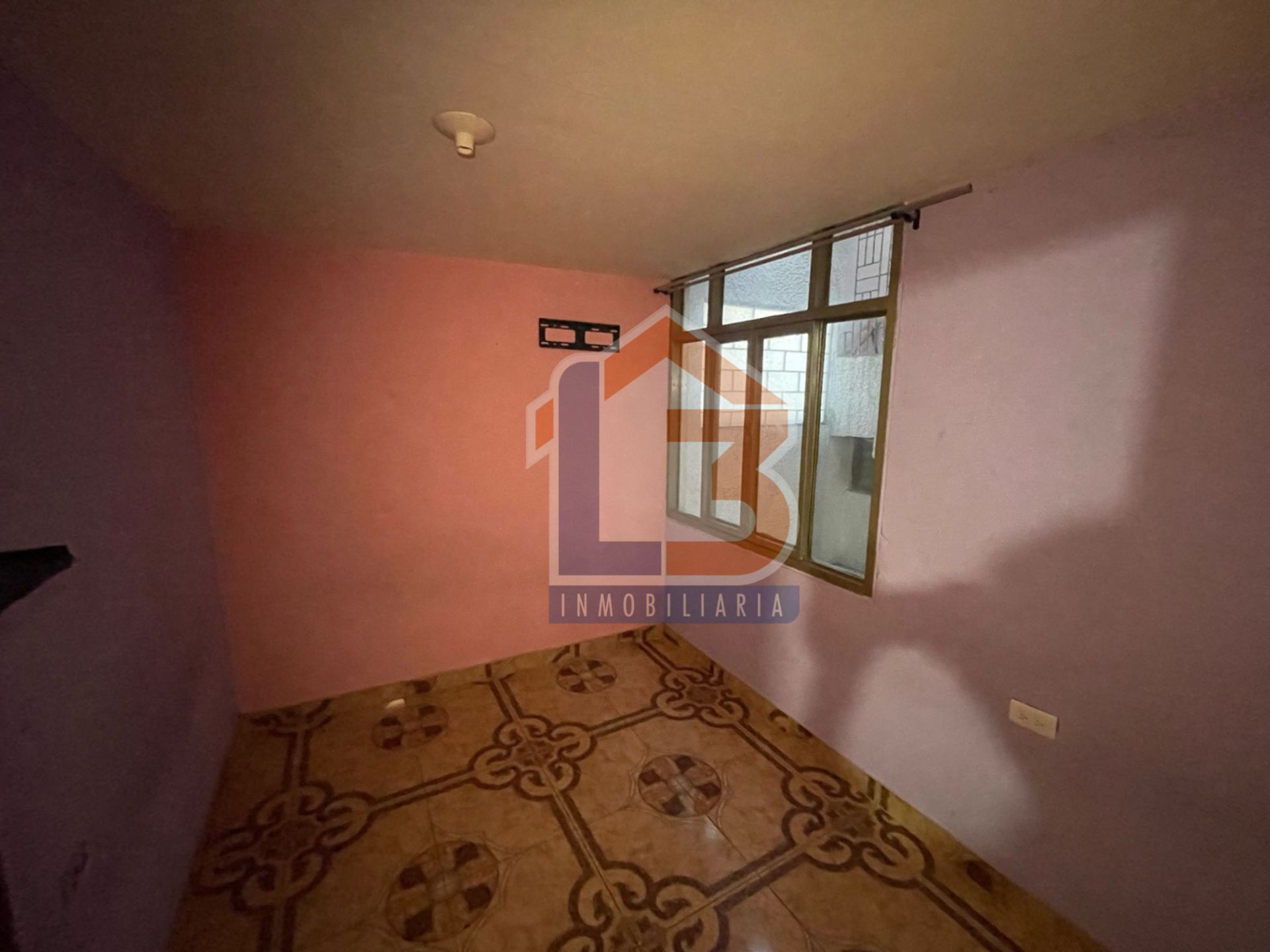 SE VENDE CASA EN EL SECTOR GRANADA 18..jpg